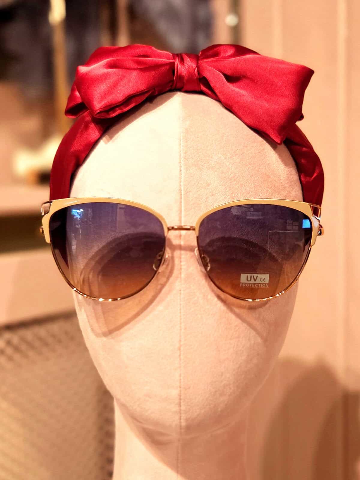 Solbriller med gradient linser og guldfarvet stel til sommerbrug.