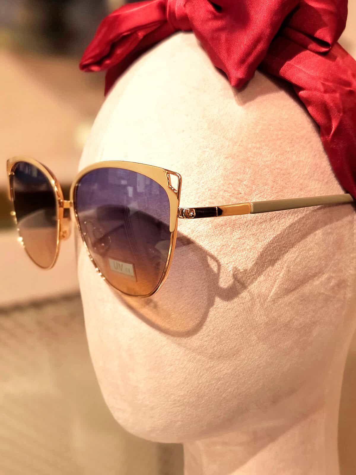 Solbriller med guldramme og mørke linser, perfekt til sommeren.
