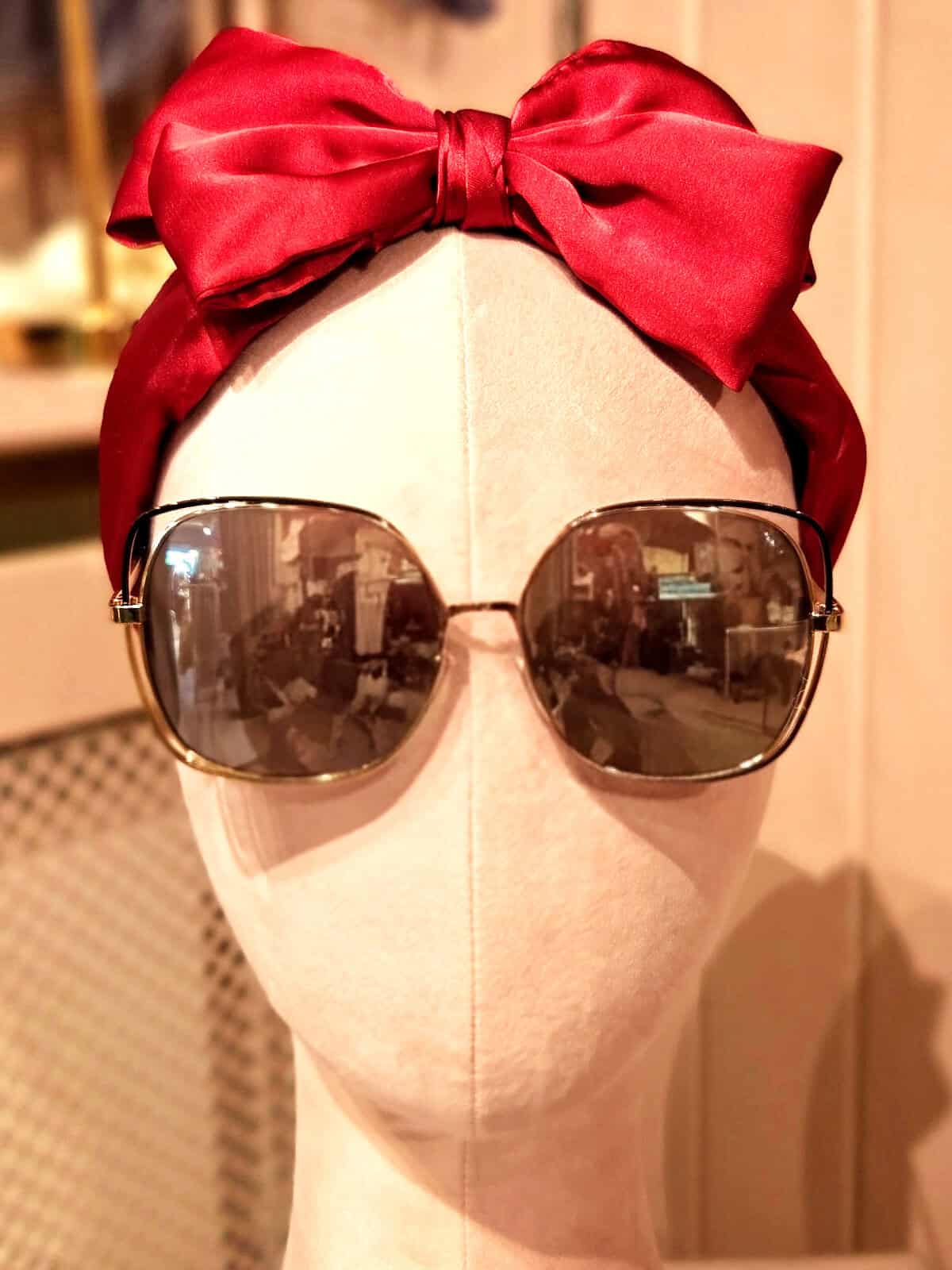 Solbriller med rund ramme og spejlreflekterende glas.