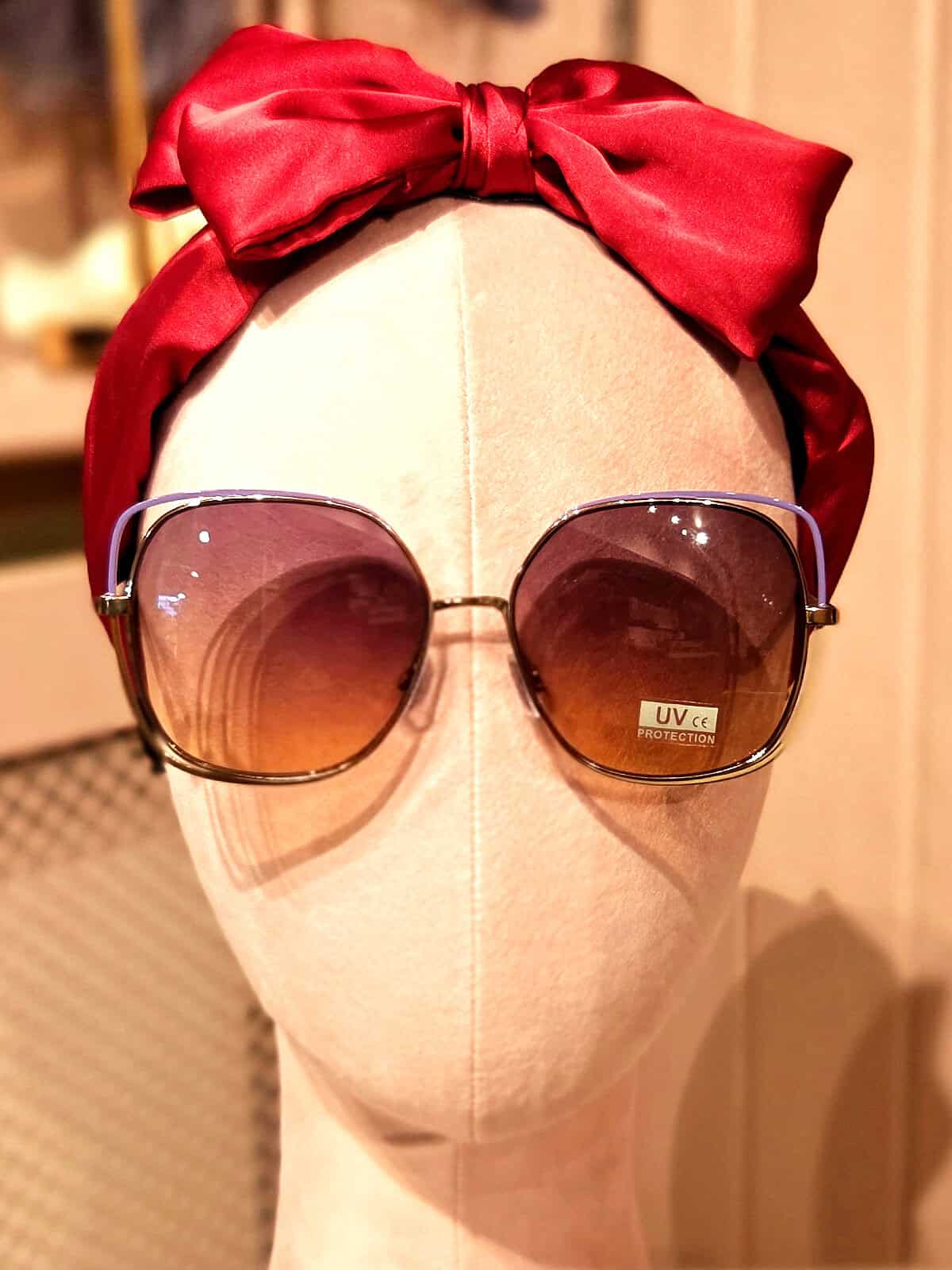 Solbriller med gradient glas og metalramme, perfekt til sommer og solrige dage.