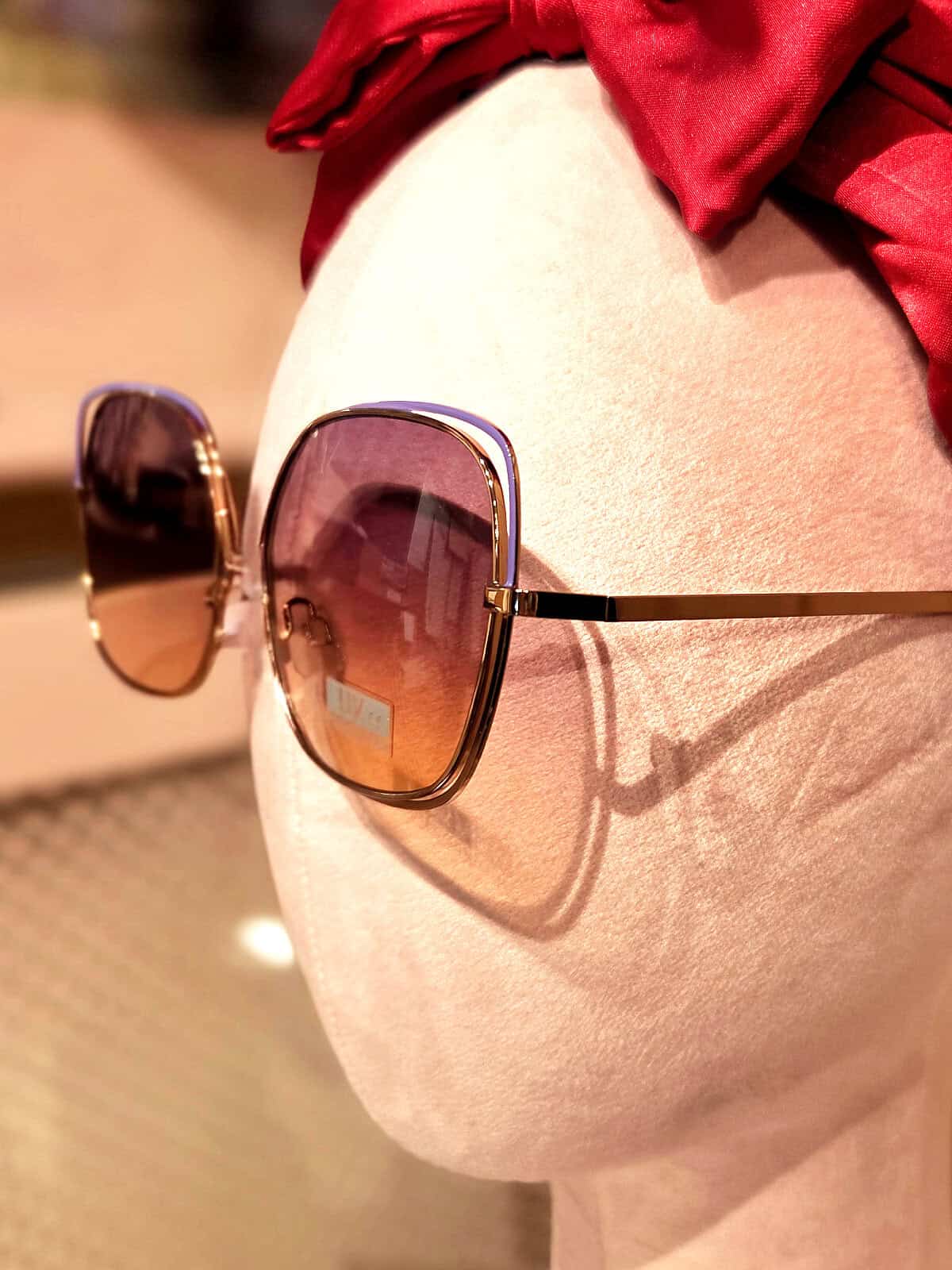 Solbriller med store, gradient-glas og tynde metalrammer. Perfekt til sommer og solrige dage.