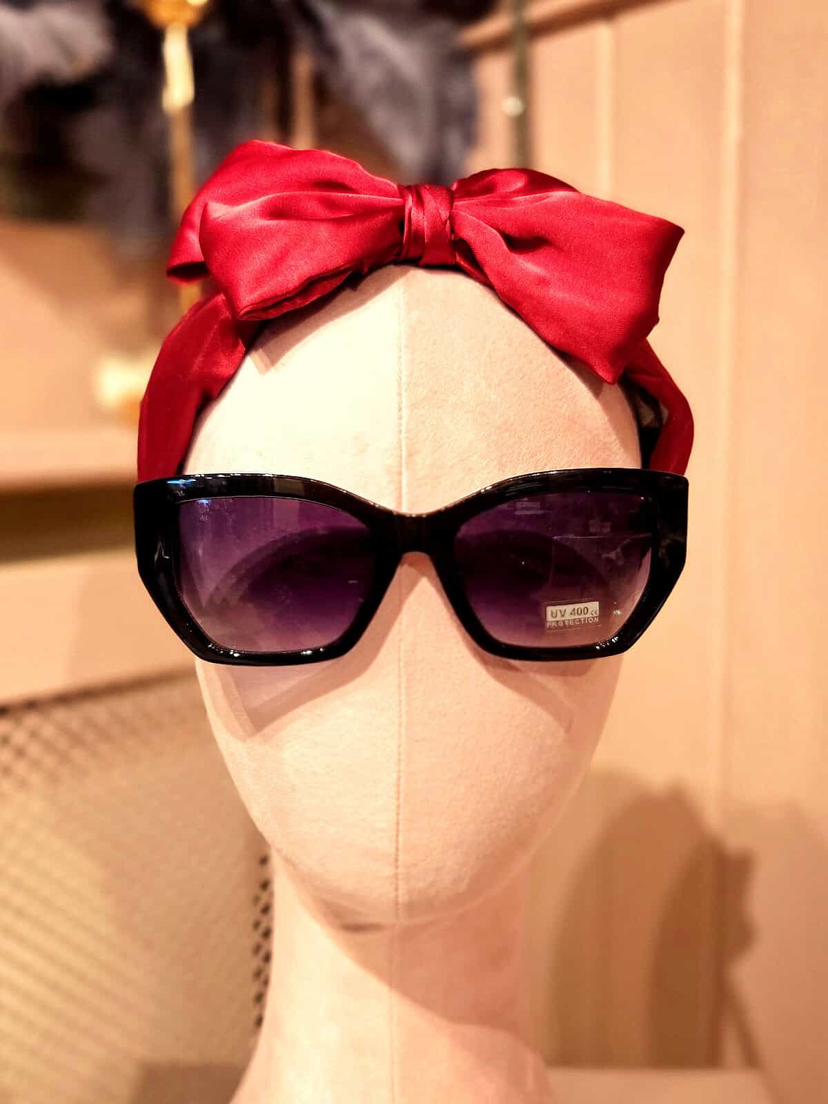 Solbriller med stor sort ramme og gradient glas, perfekt til sommeren.