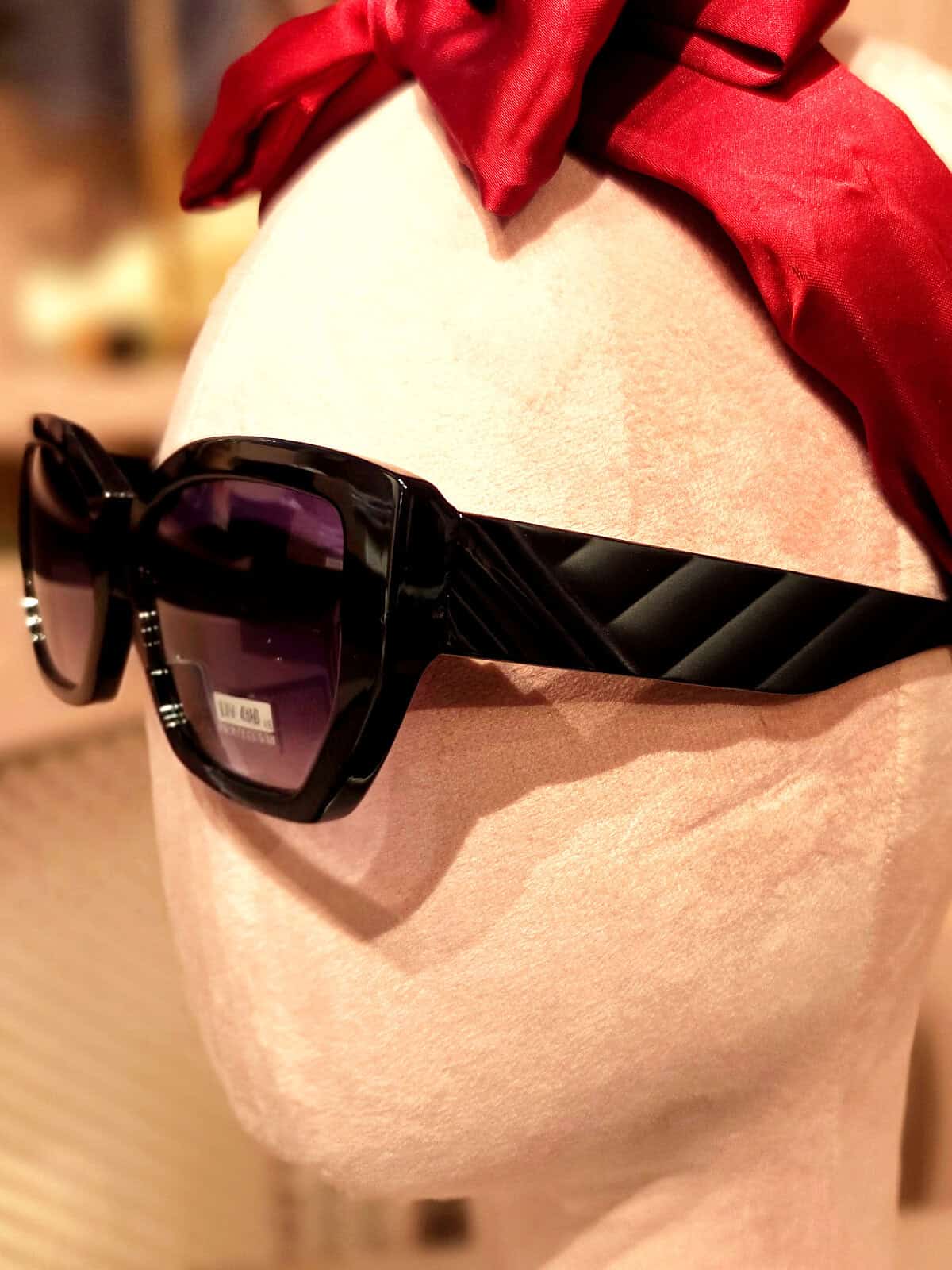 Solbriller med sort stel og mørke linser til stilfuld beskyttelse mod solen.