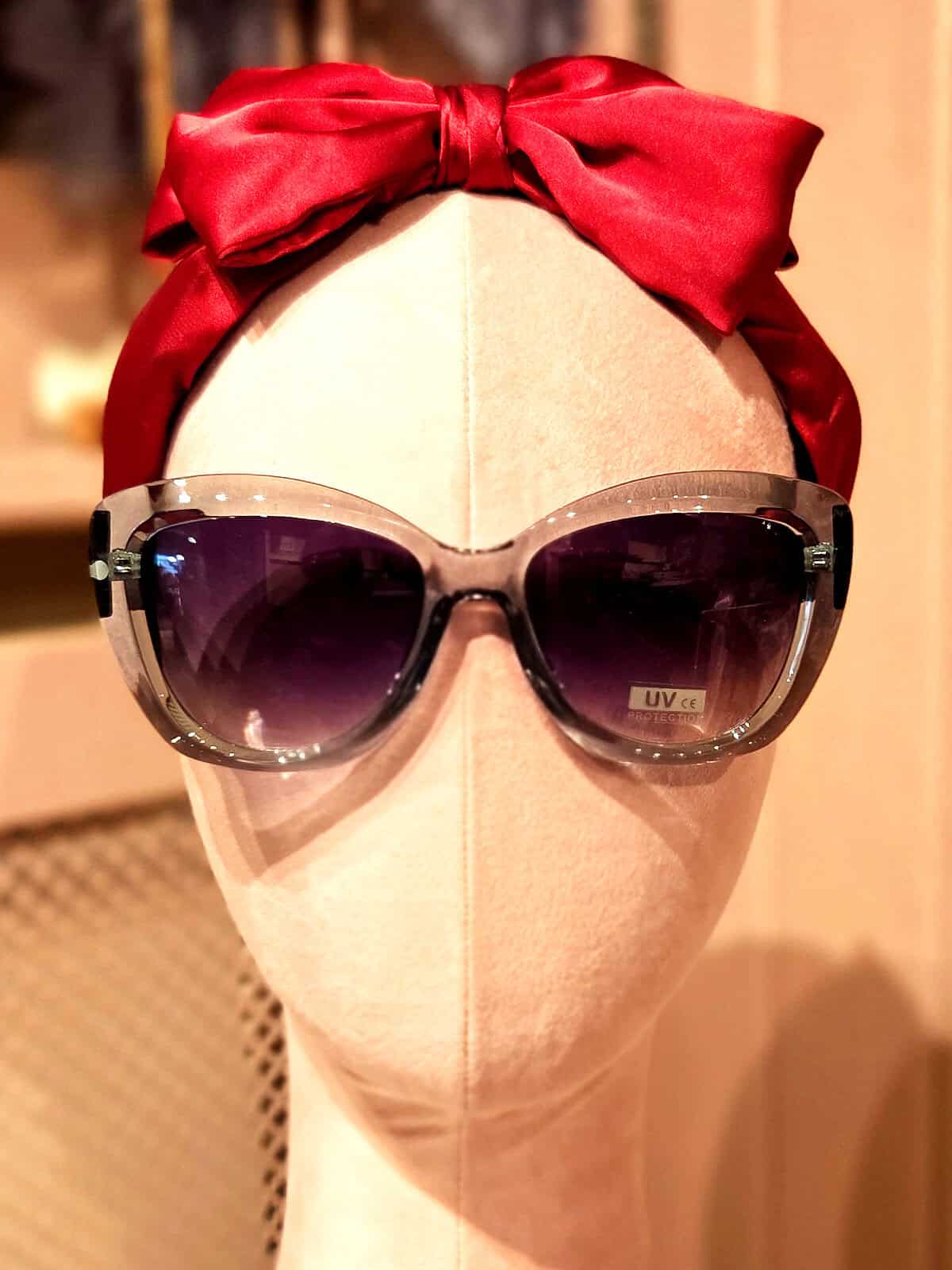 Solbriller med stor ramme og UV-beskyttelse.