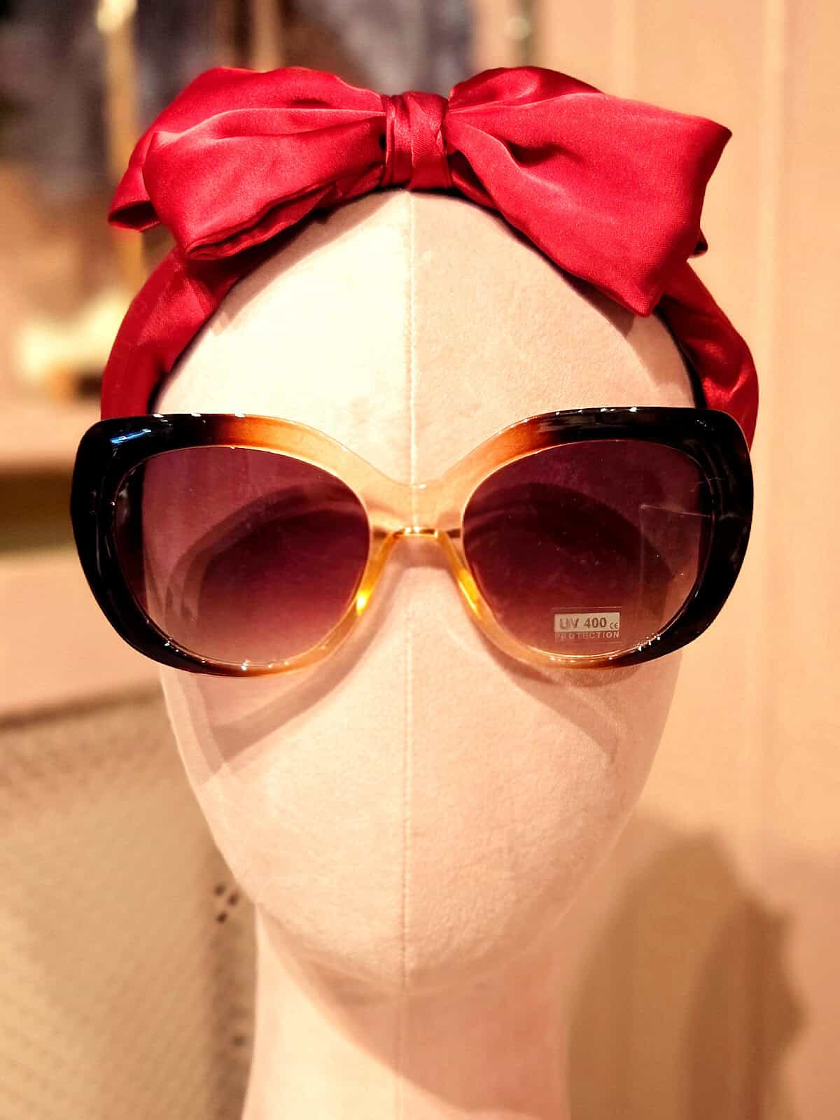 Solbriller med stor ramme og gradient glas til sommerbrug.