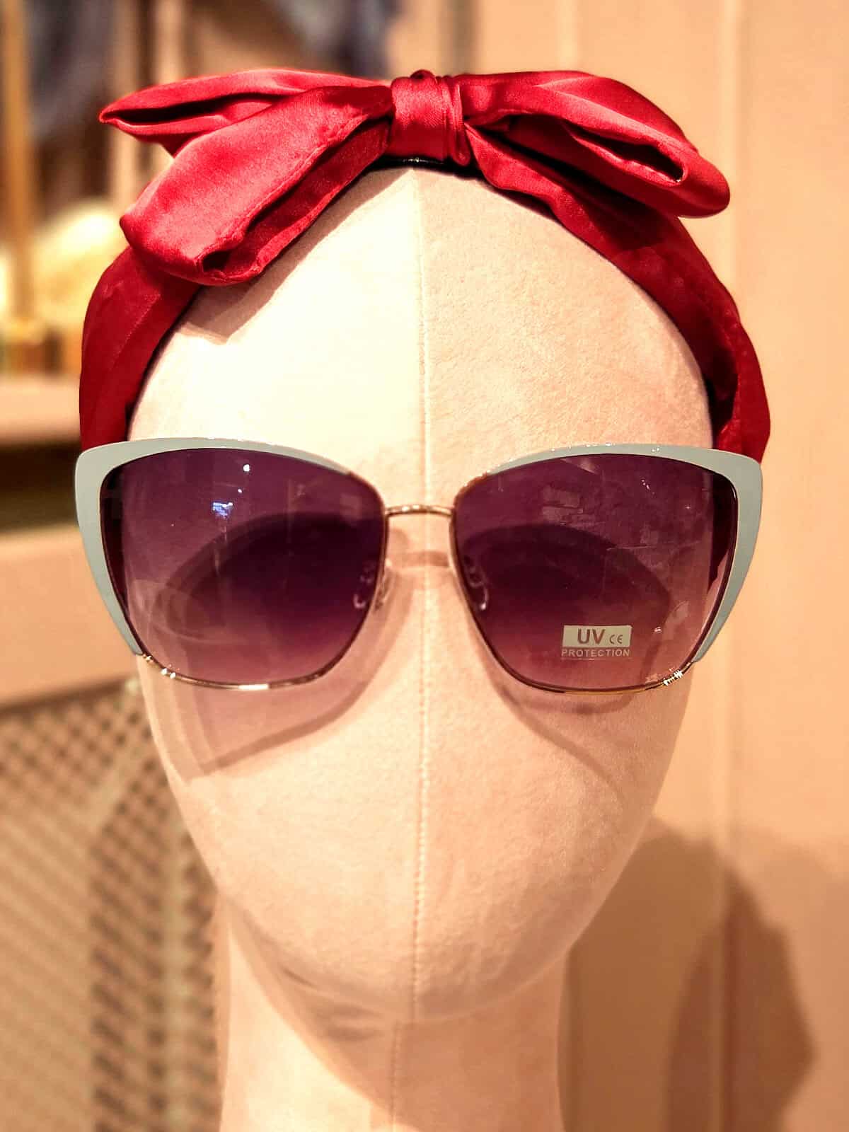 Solbriller med stor ramme og UV-beskyttelse.