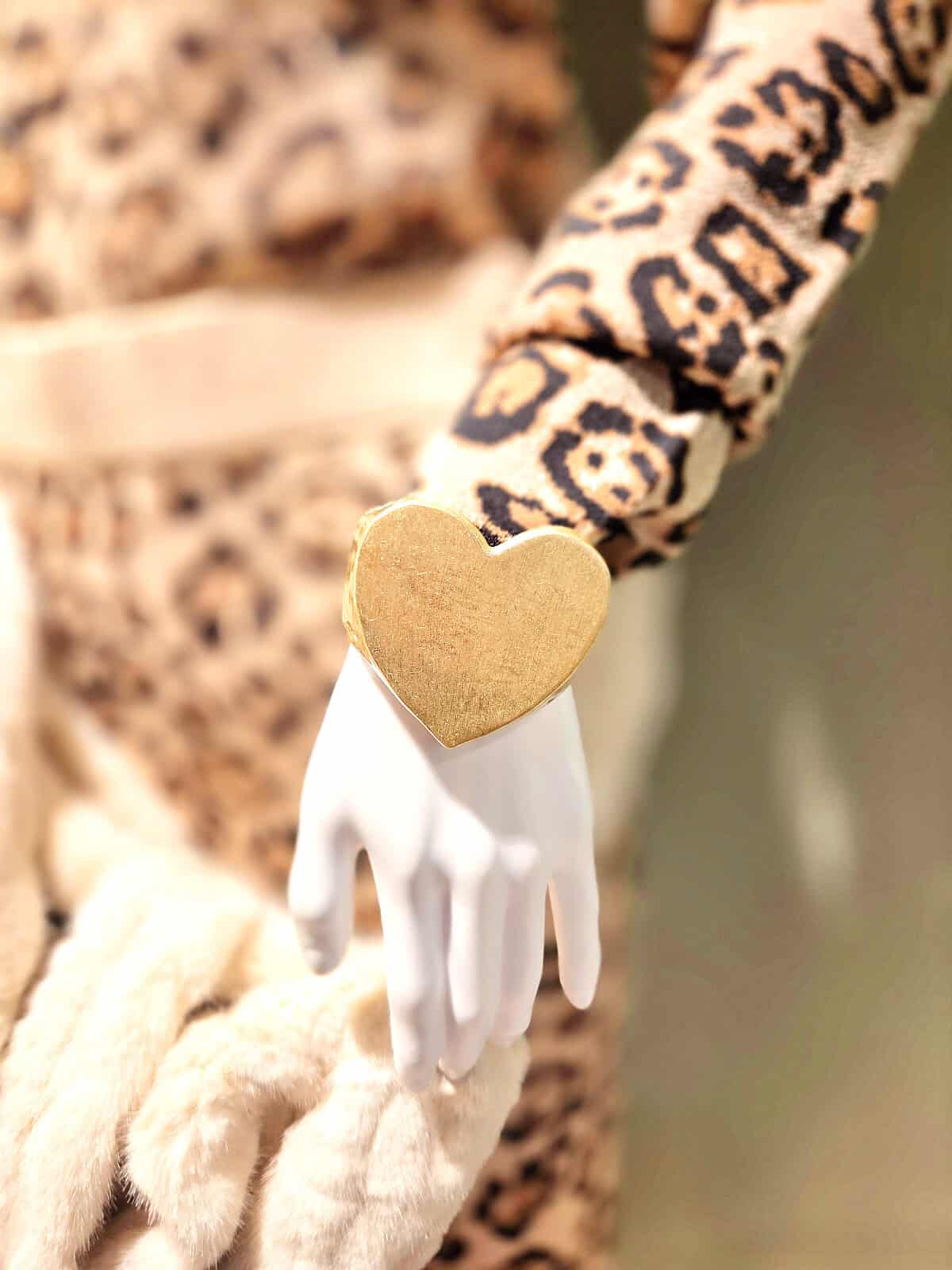 statement armbånd hjerte guld - på arm 2