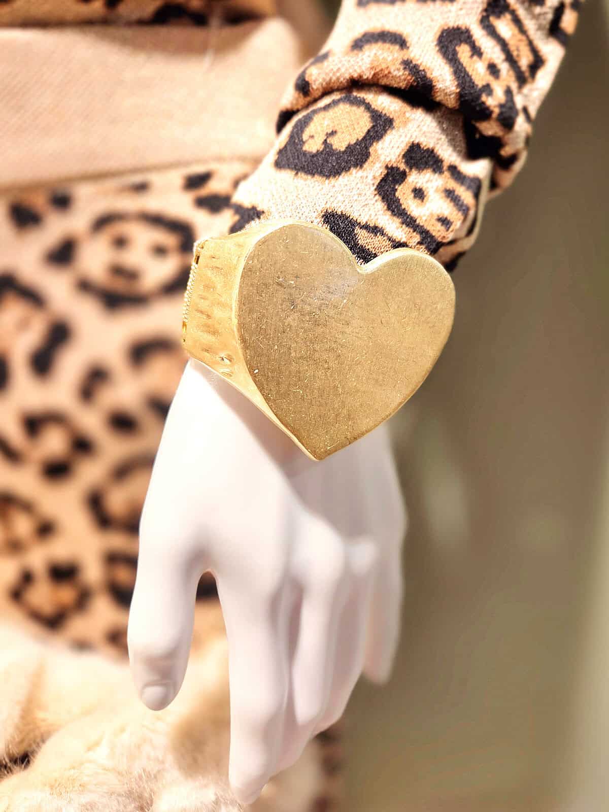 statement armbånd hjerte guld - på arm