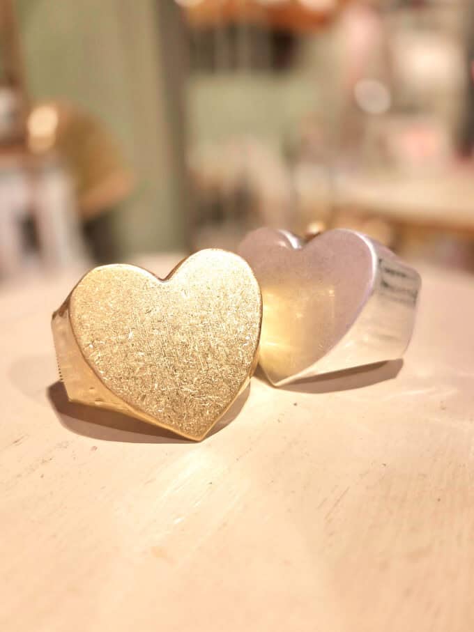 Hjerteformet armbånd i guld med elegant design, perfekt til stilfulde accessories.