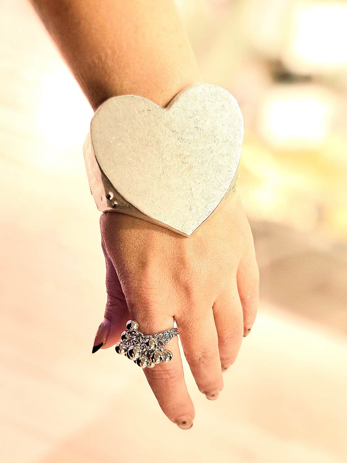 statement armbånd hjerte sølv - på arm 2