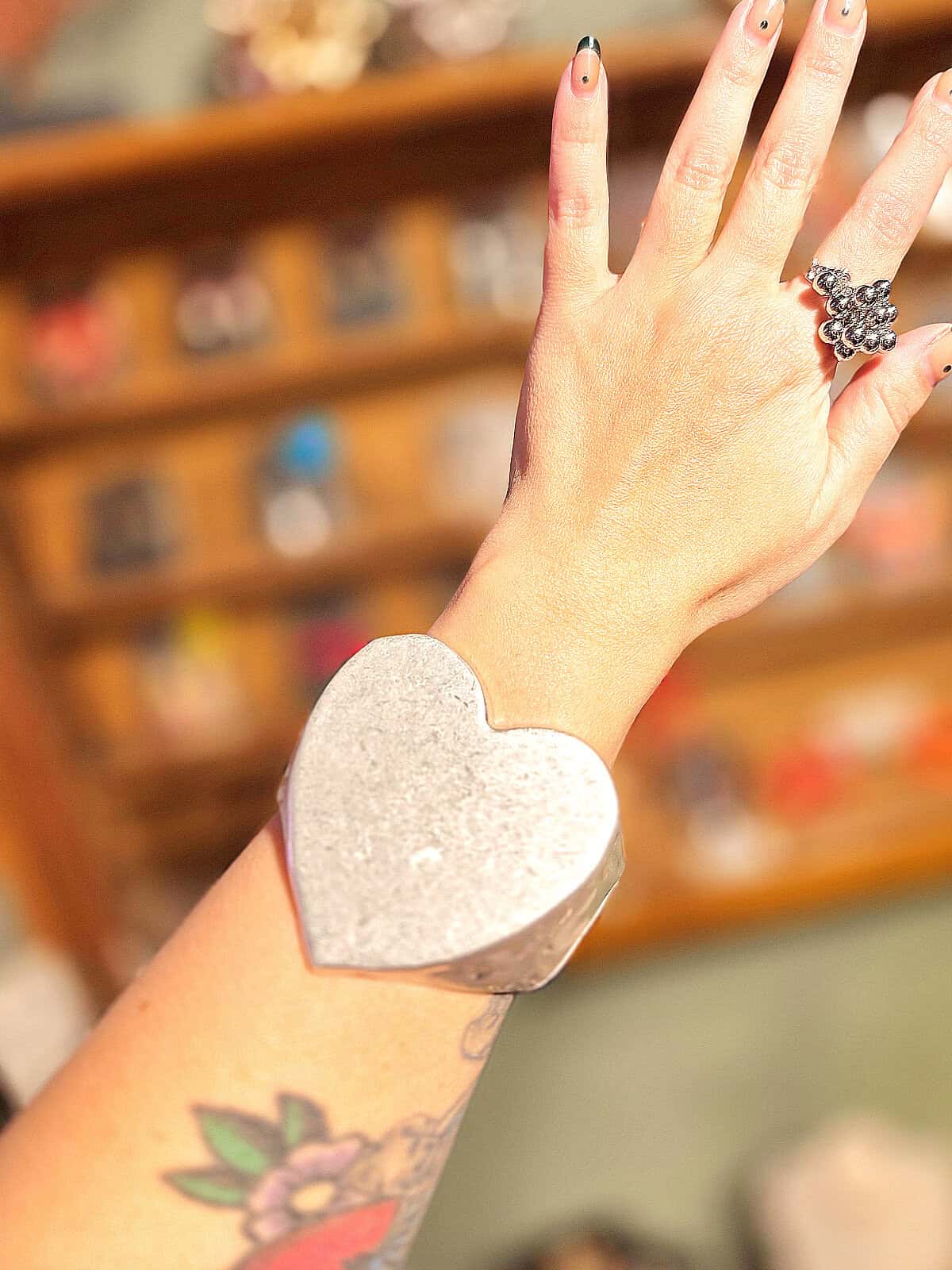 statement armbånd hjerte sølv - på arm