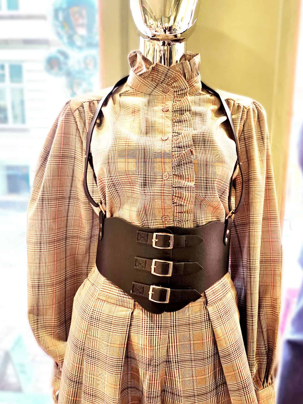 Læderbælte i høj kvalitet med tre justerbare spænder.