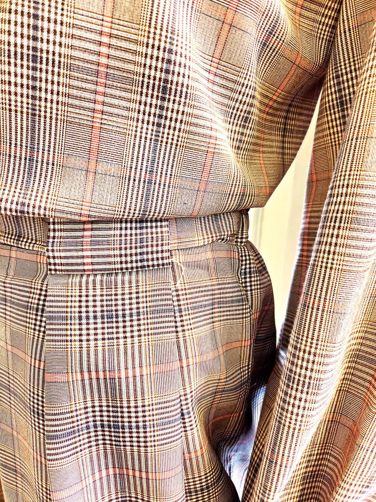 Ternet skjorte med flæser i klassisk mønster og elegant design. Perfekt til stilfulde outfits og hve.