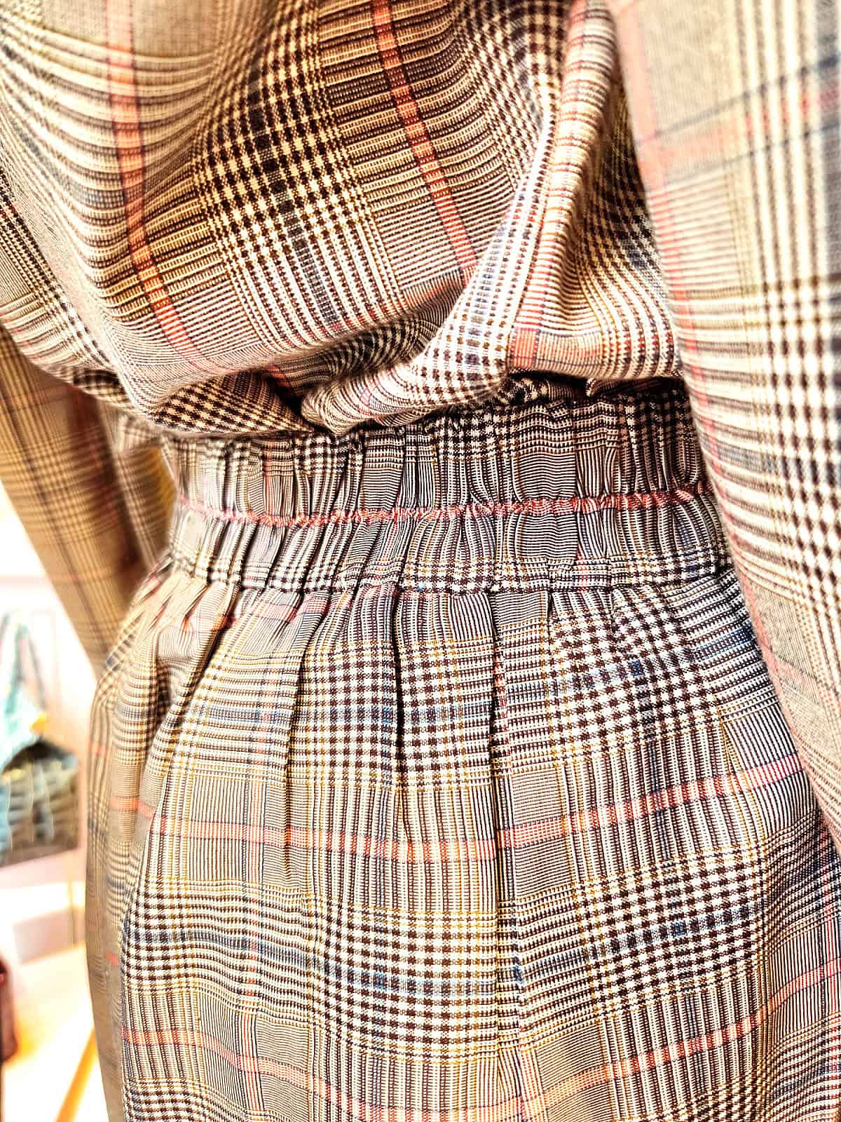 Ternet skjorte med flæser i beige og rød, perfekt til forår og efterår.