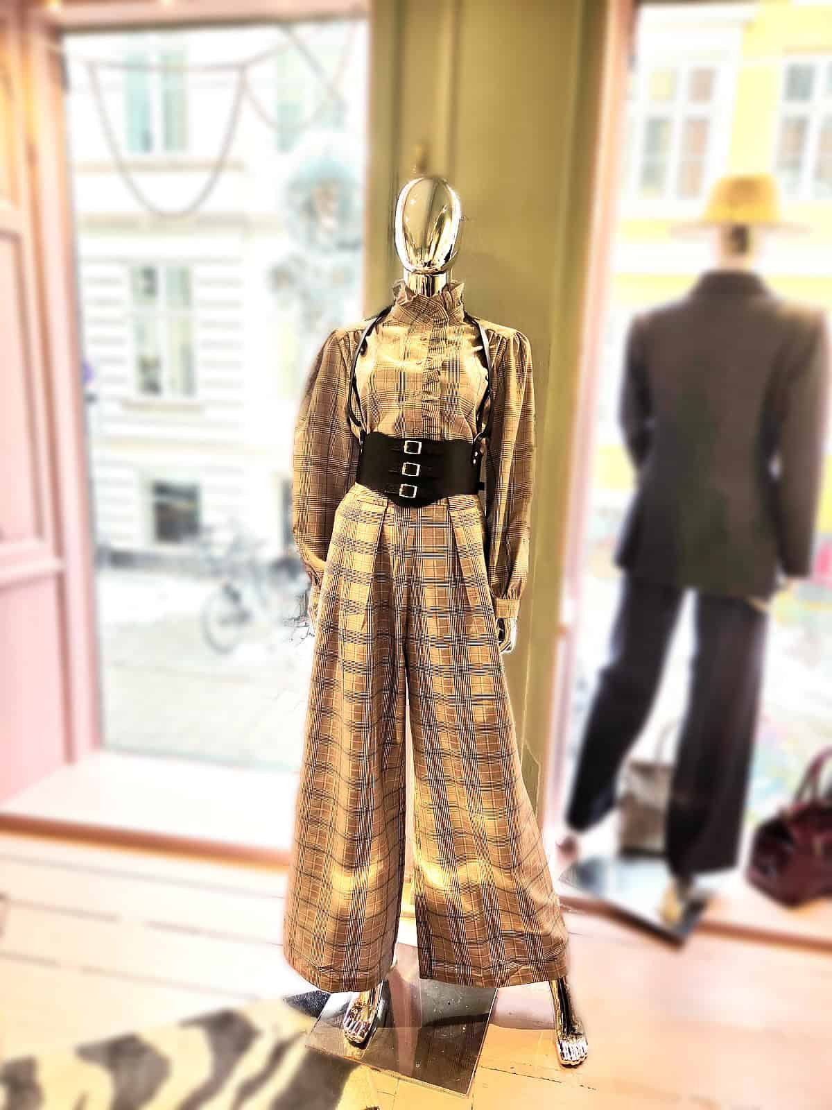 Ternet skjorte med flæser og bred talje, perfekt til forår og efterår. Elegant og trendy look til en.