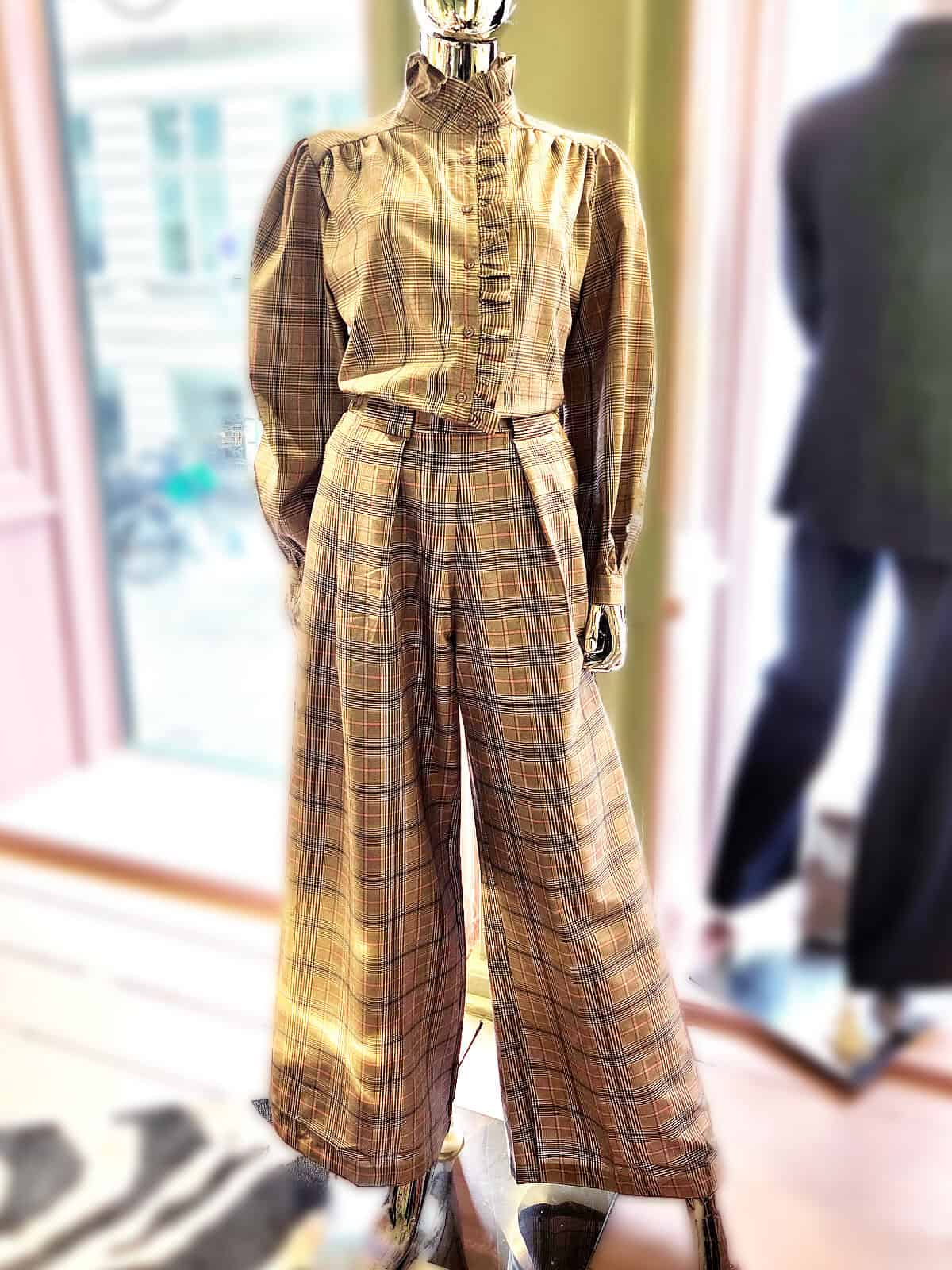 Ternet skjorte med flæser, stilfuldt og elegant til forår og efterår.