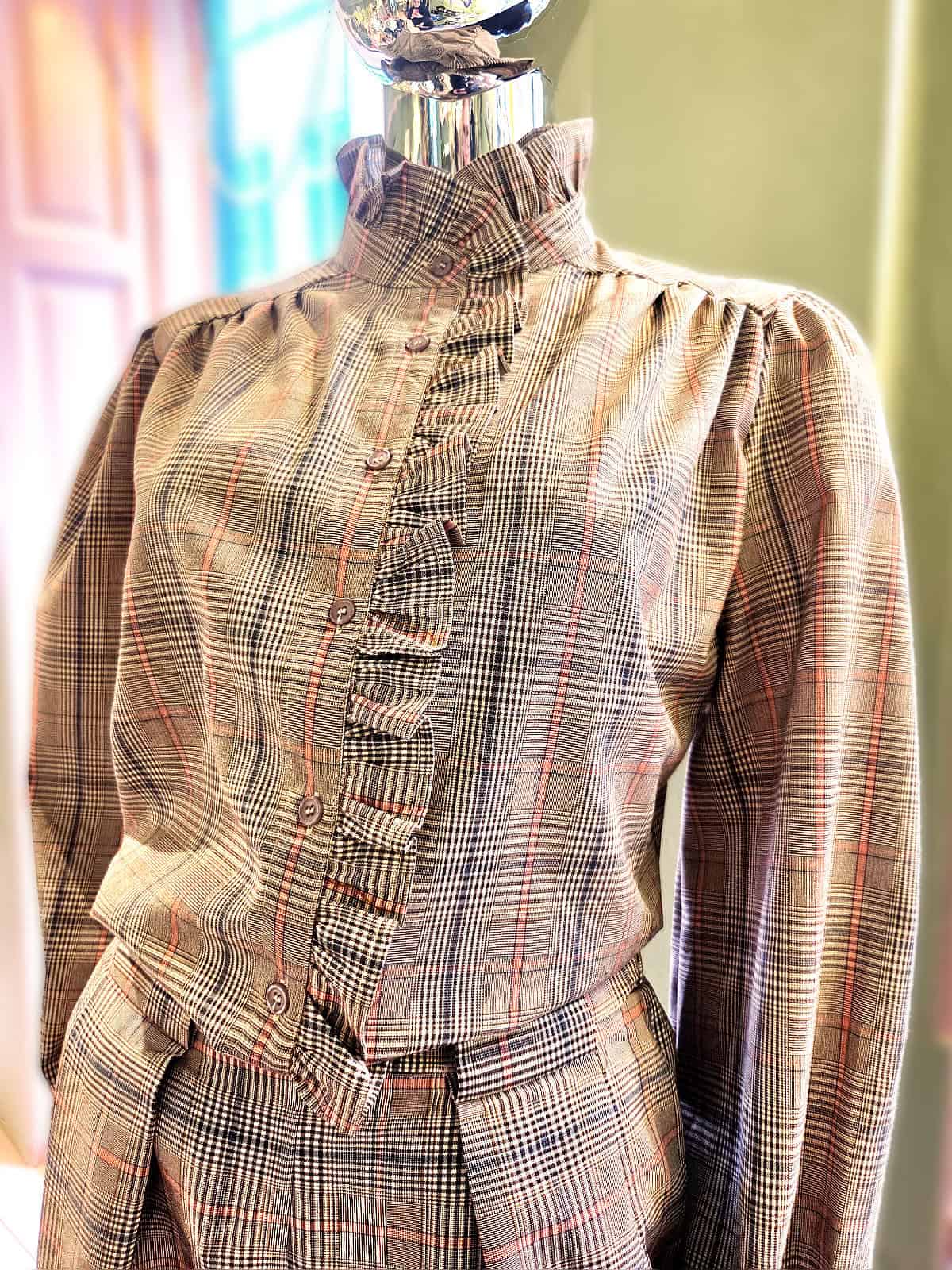 Ternet skjorte med flæser, perfekt til forår og efterår, i klassisk mønster og elegant design.