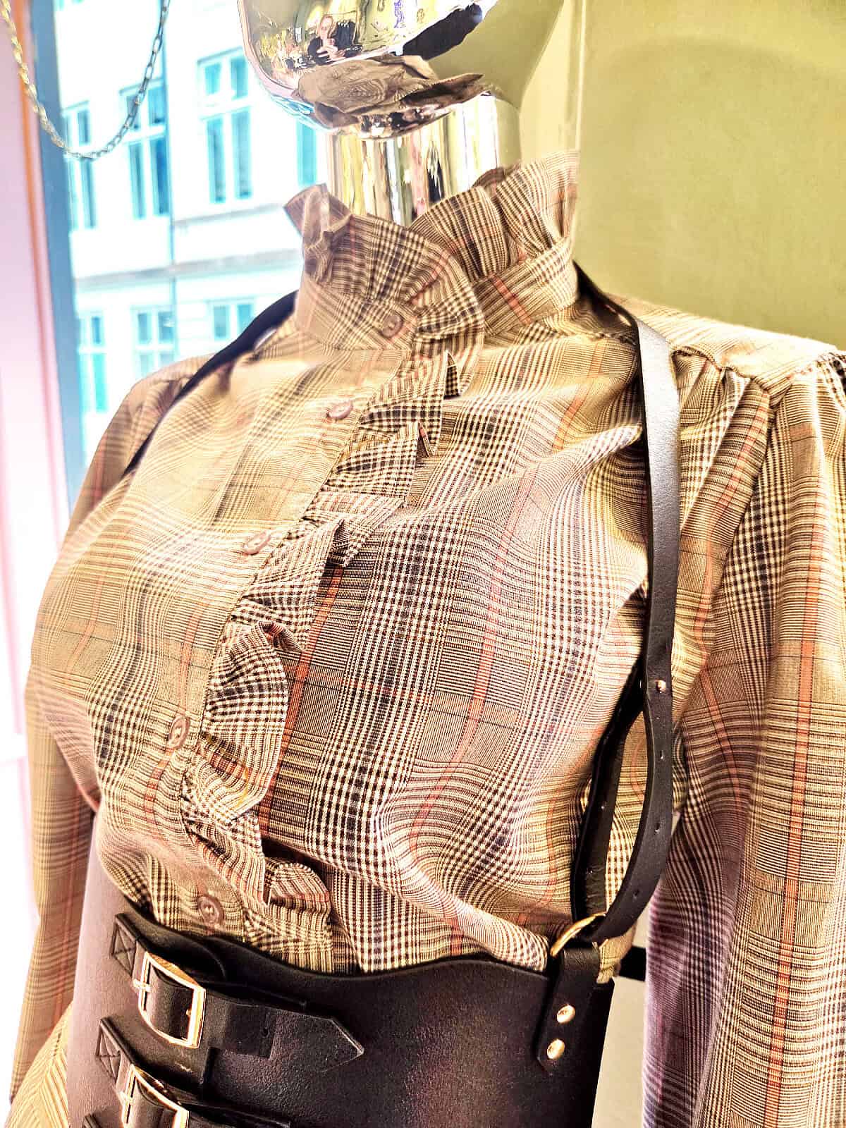 Ternet skjorte med flæser til kvinder, perfekt til et stilfuldt og feminint look.