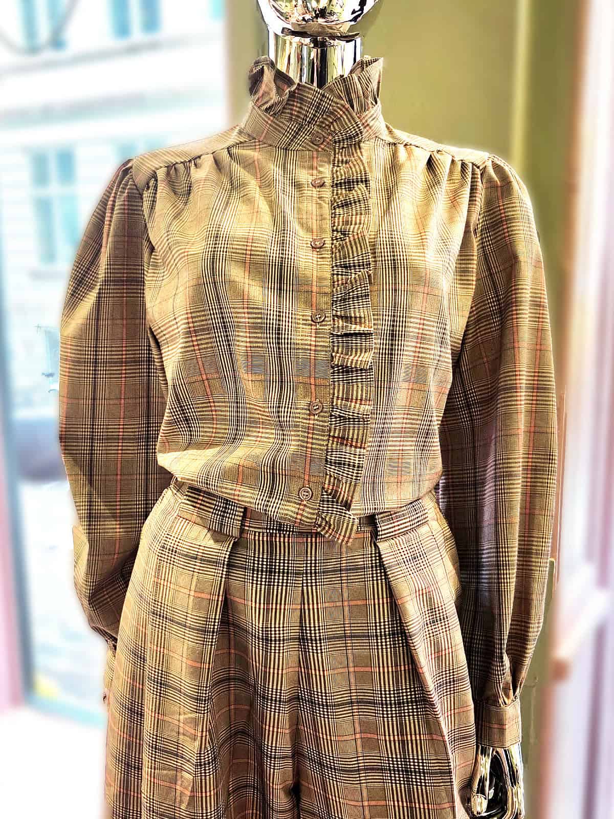 Ternet skjorte med flæser og puffede ærmer, perfekt til et stilfuldt look.