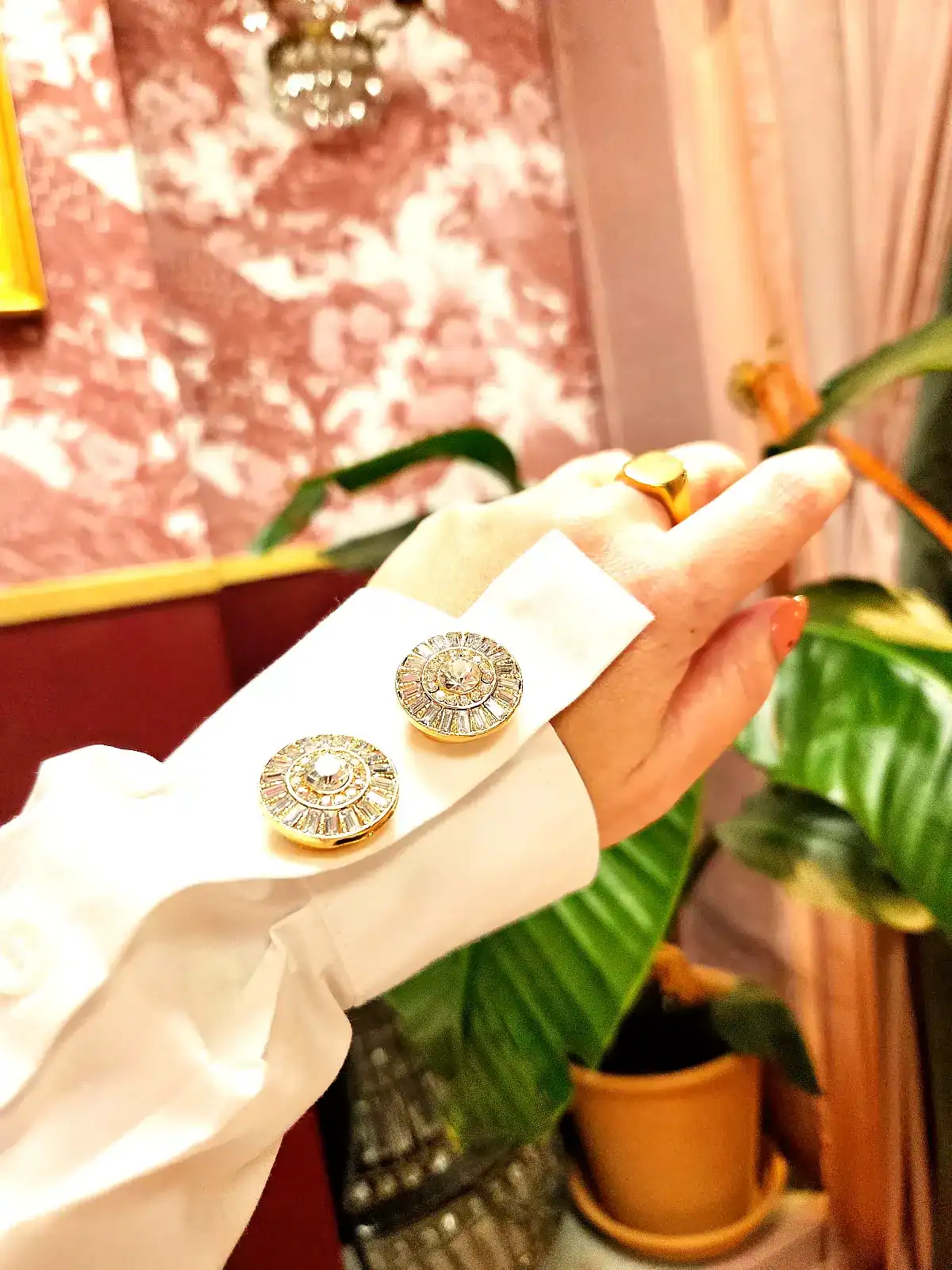 Knappecovers guld cirkel på ærme