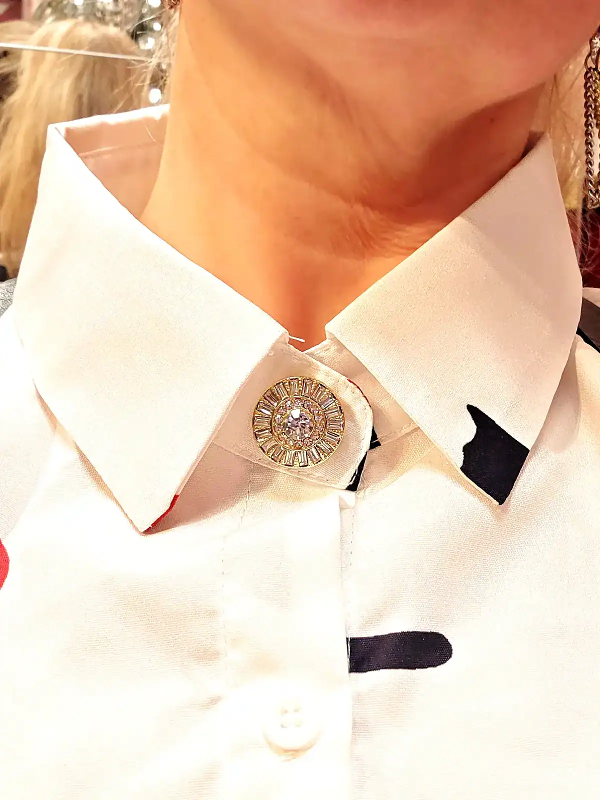 Knappecovers guld cirkel på krave