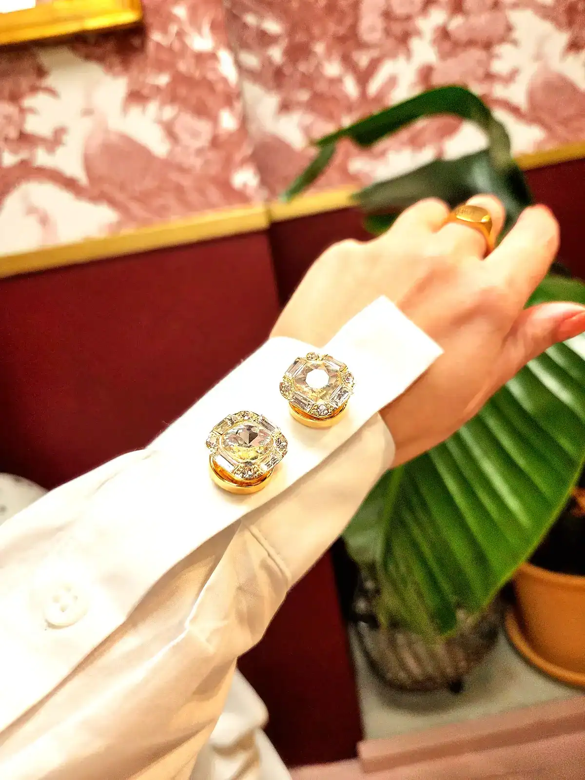 Knappecovers guld firkant på ærme