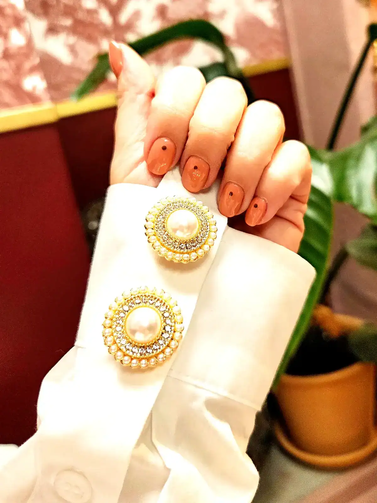 Knappecovers guld stor perle på ærme