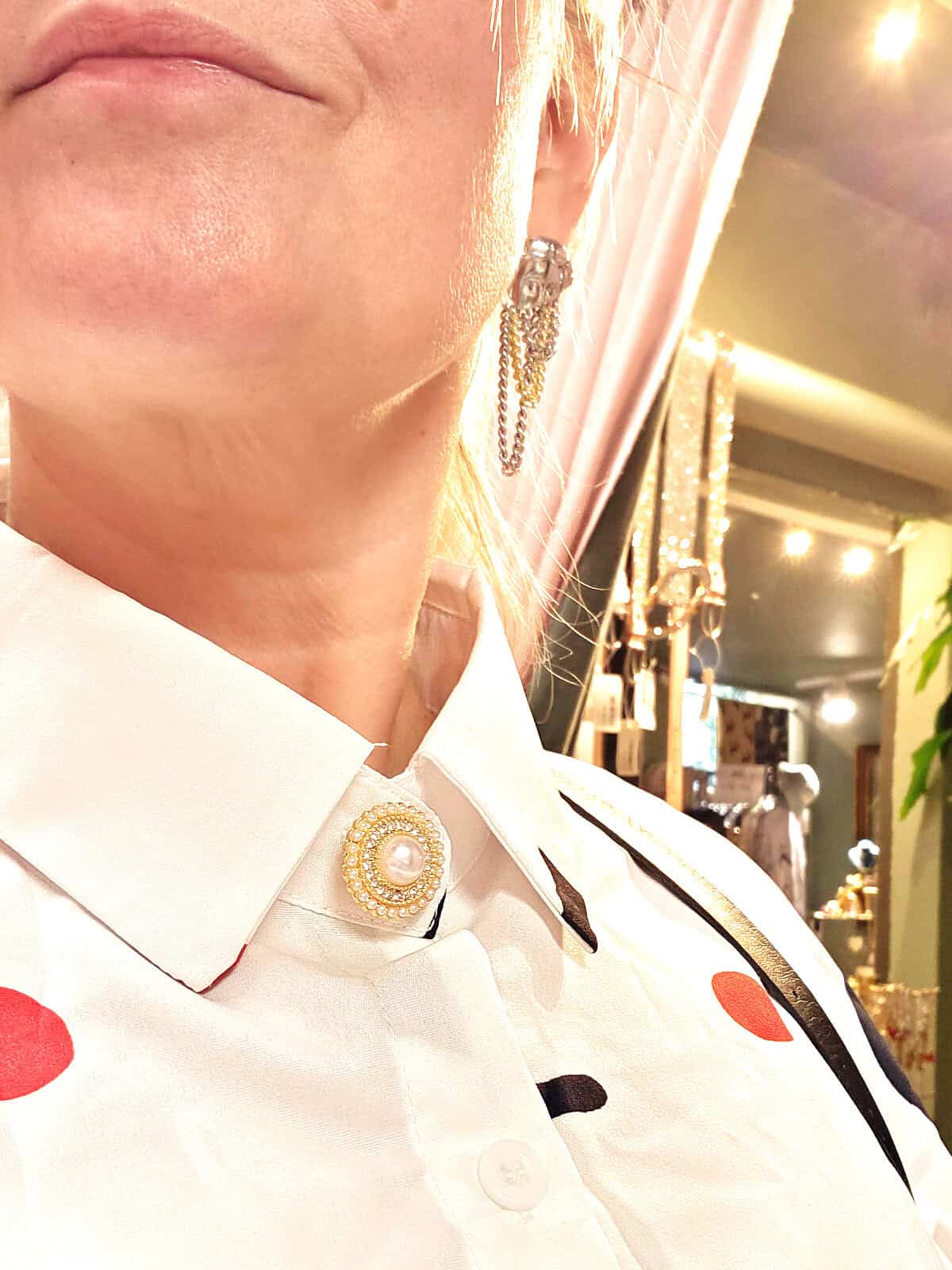 Knappecovers guld stor perle på krave igen