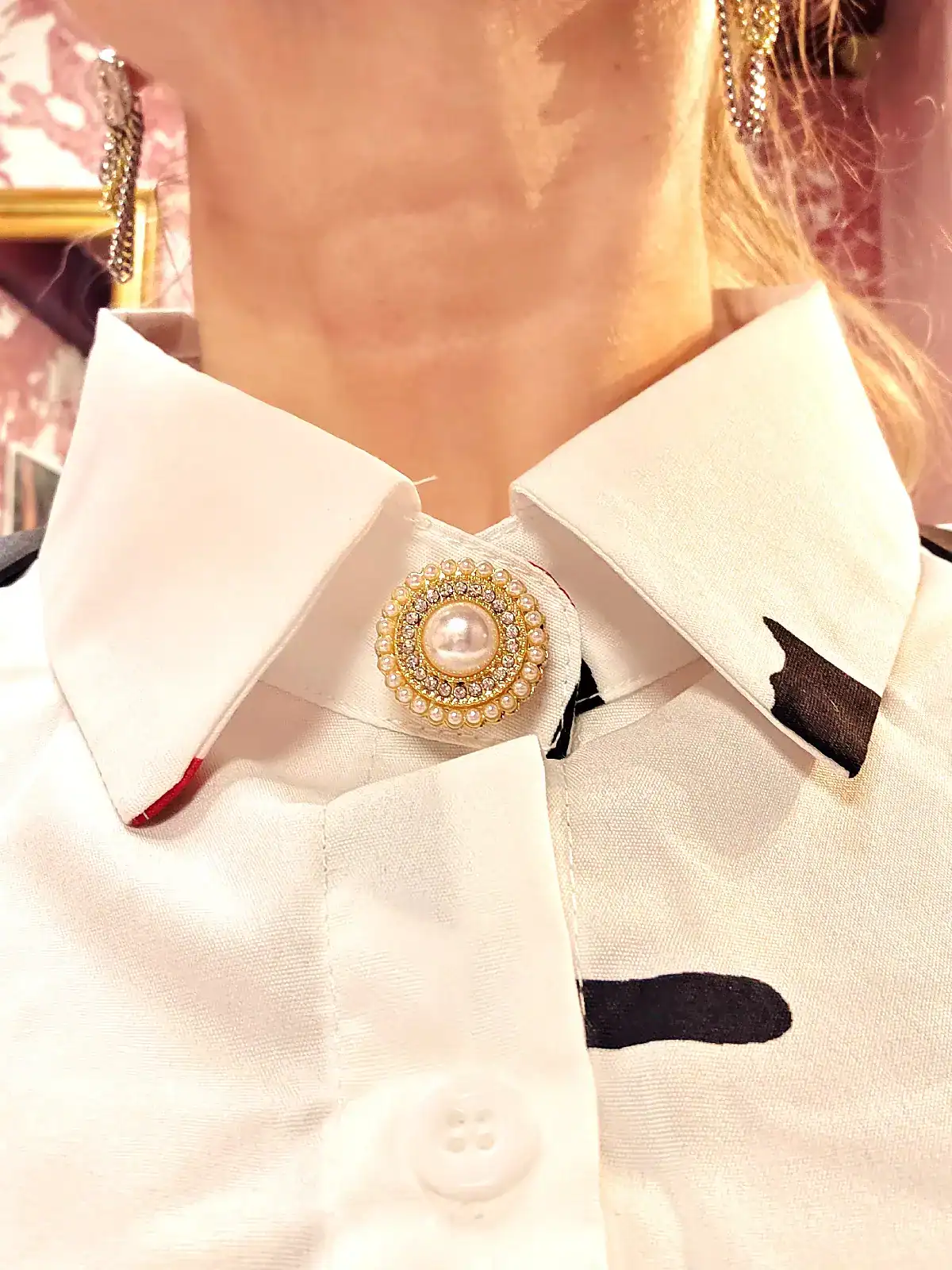 Knappecovers guld stor perle på krave