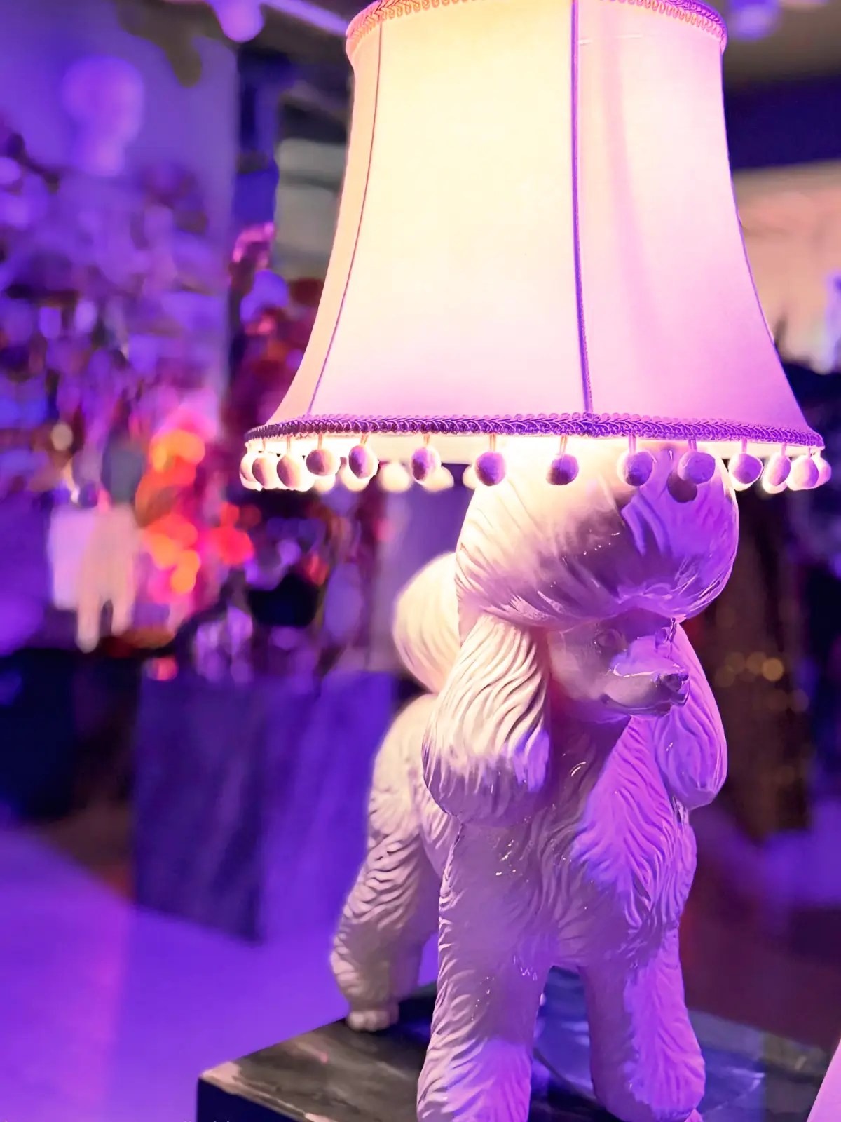 Pudellampe tændt, stylet på marmor bord