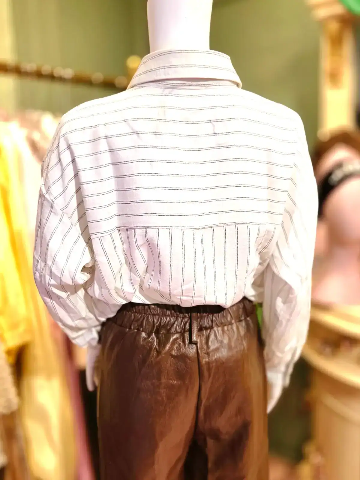 Stribet skjorte med slips bagfra