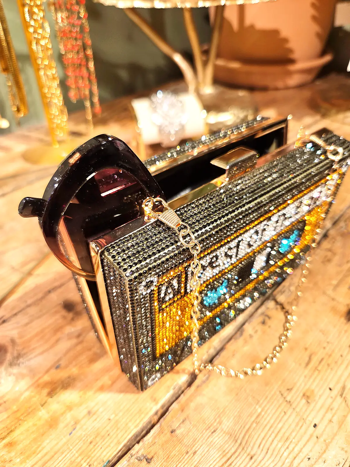 best of the 90s clutch gunmetal - stylet med solbriller