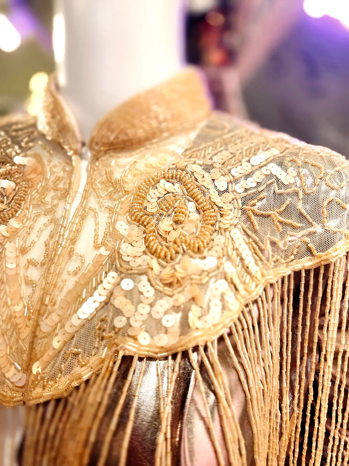 håndsyet perlekappe lysrosa blomster - detaljer front