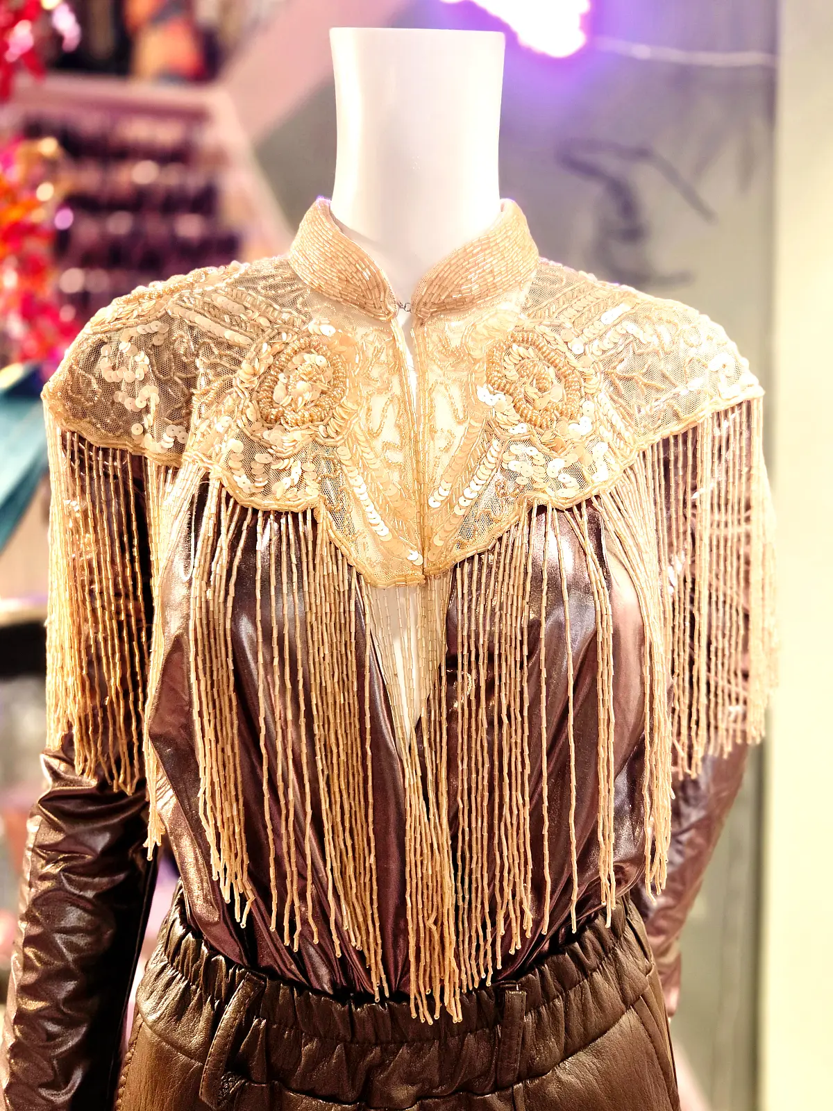 håndsyet perlekappe lysrosa blomster - front