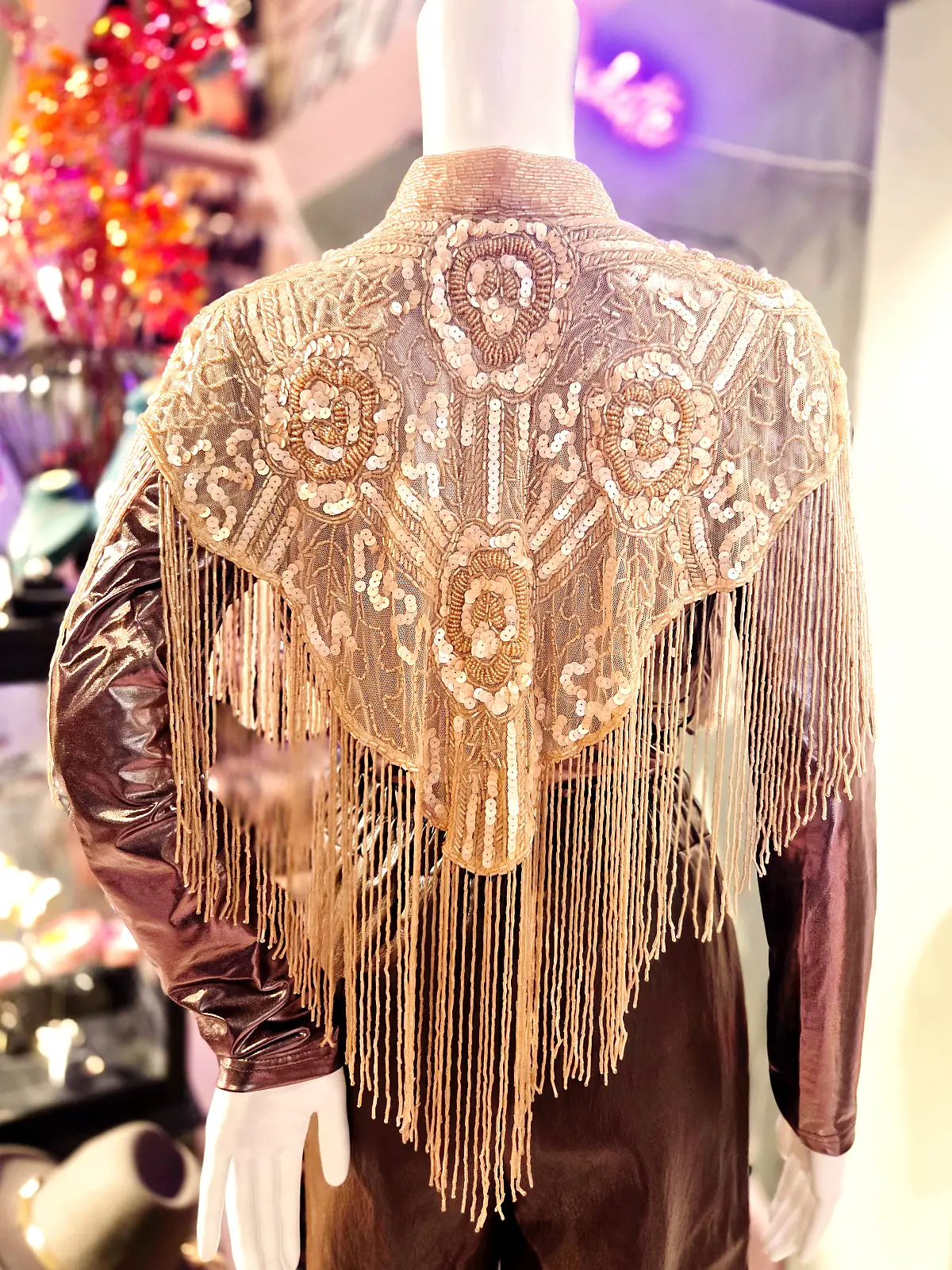 håndsyet perlekappe lysrosa blomster - ryg