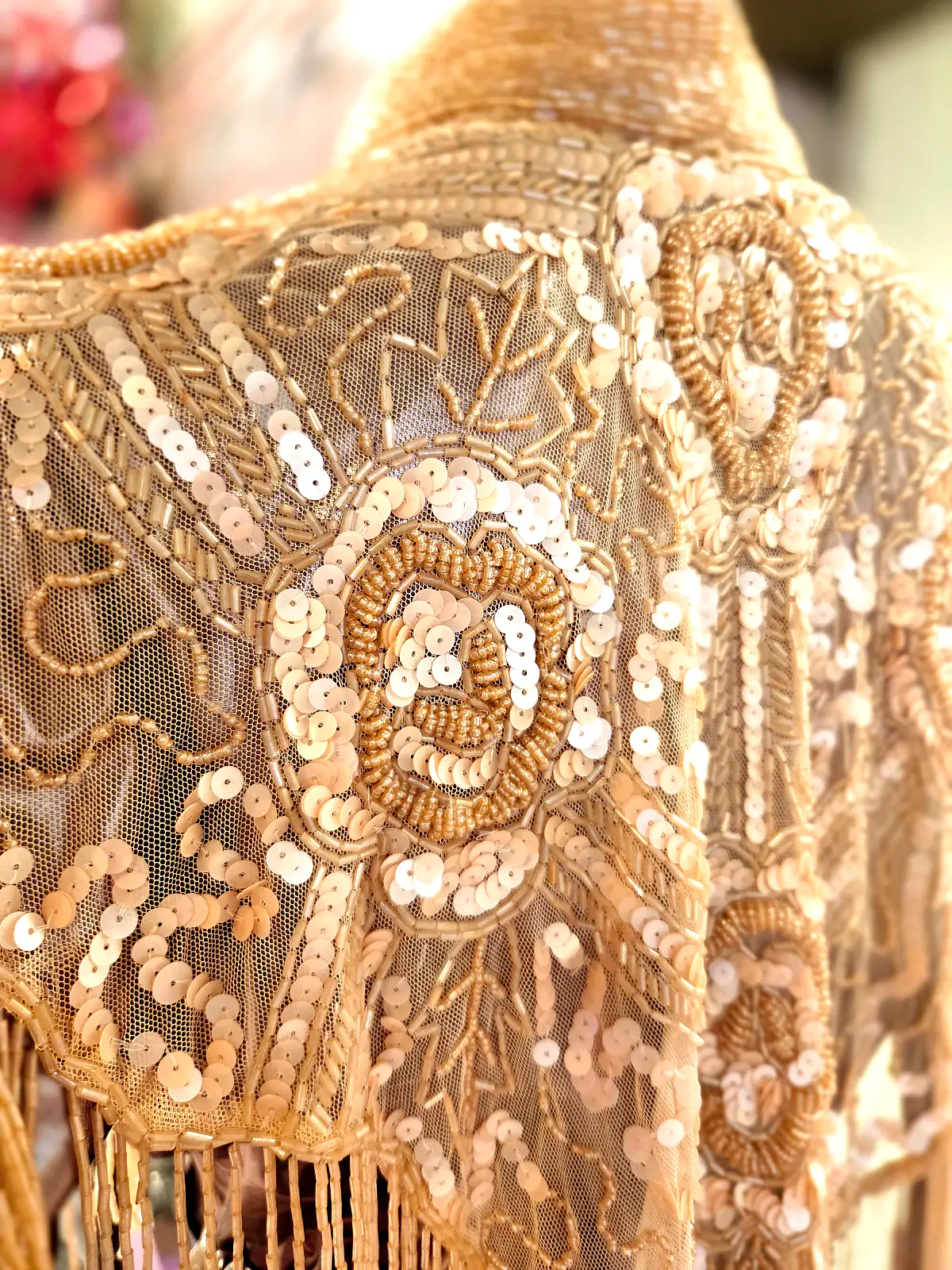 håndsyet perlekappe lysrosa blomster - rygdetaljer