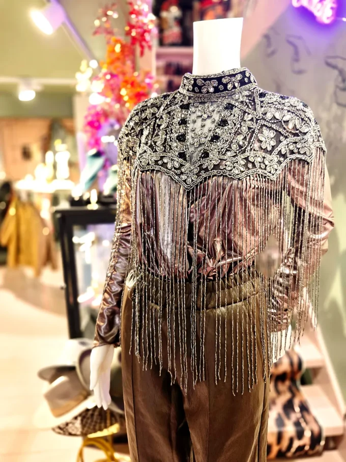 håndsyet perlekappe sort sølv med sten - styling