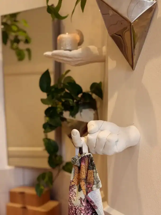 Håndformet vægkrog til ophængning, inspireret af offer-tema, perfekt til dekorative formål.