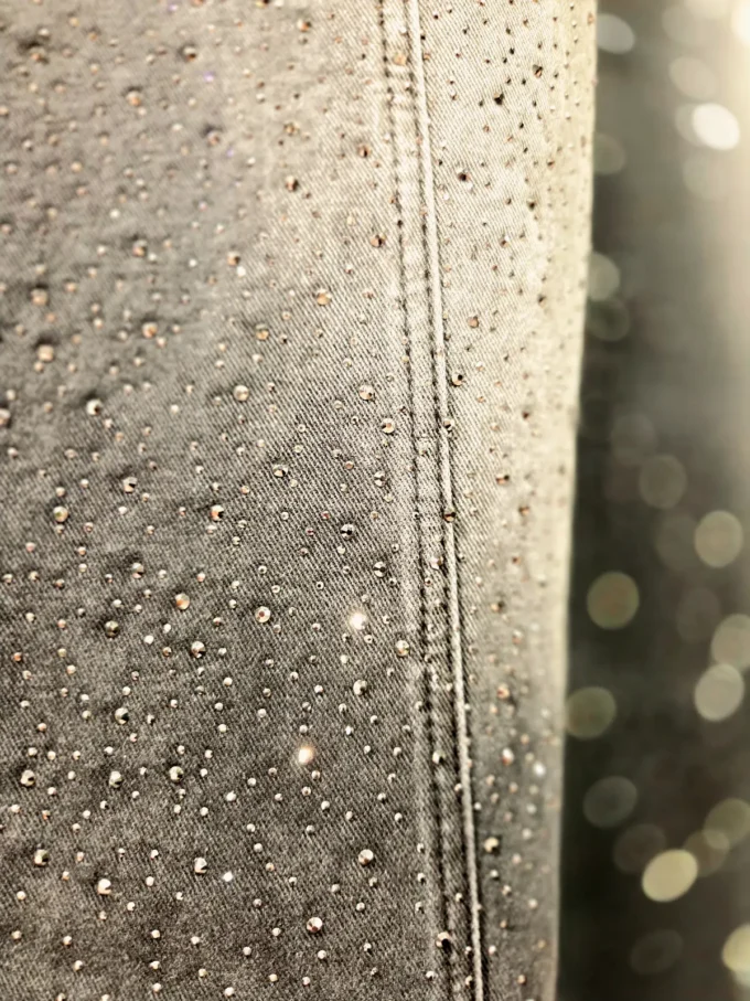 jeans med similisten detaljer