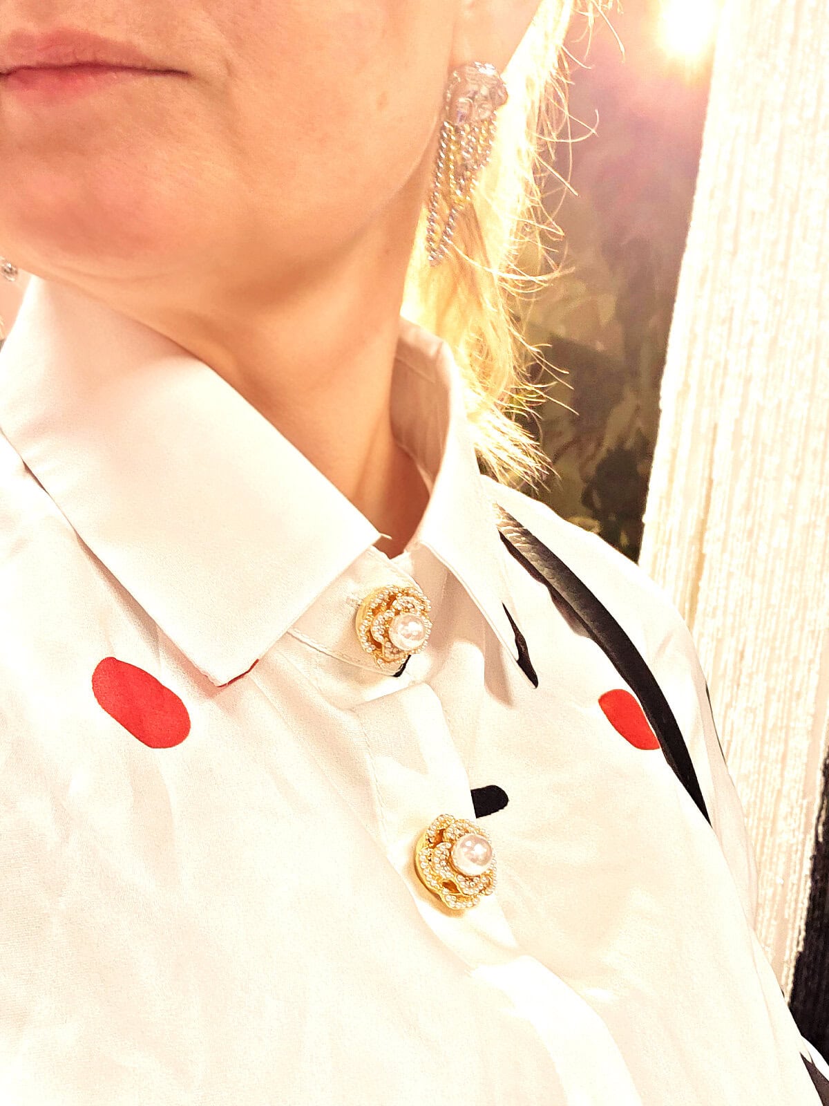 knappecovers guld blomst stor perle på krave