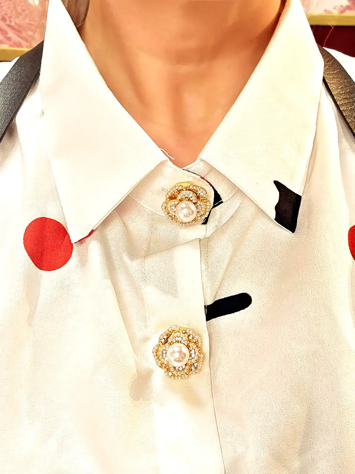 knappecovers guld blomst stor perle par på krave