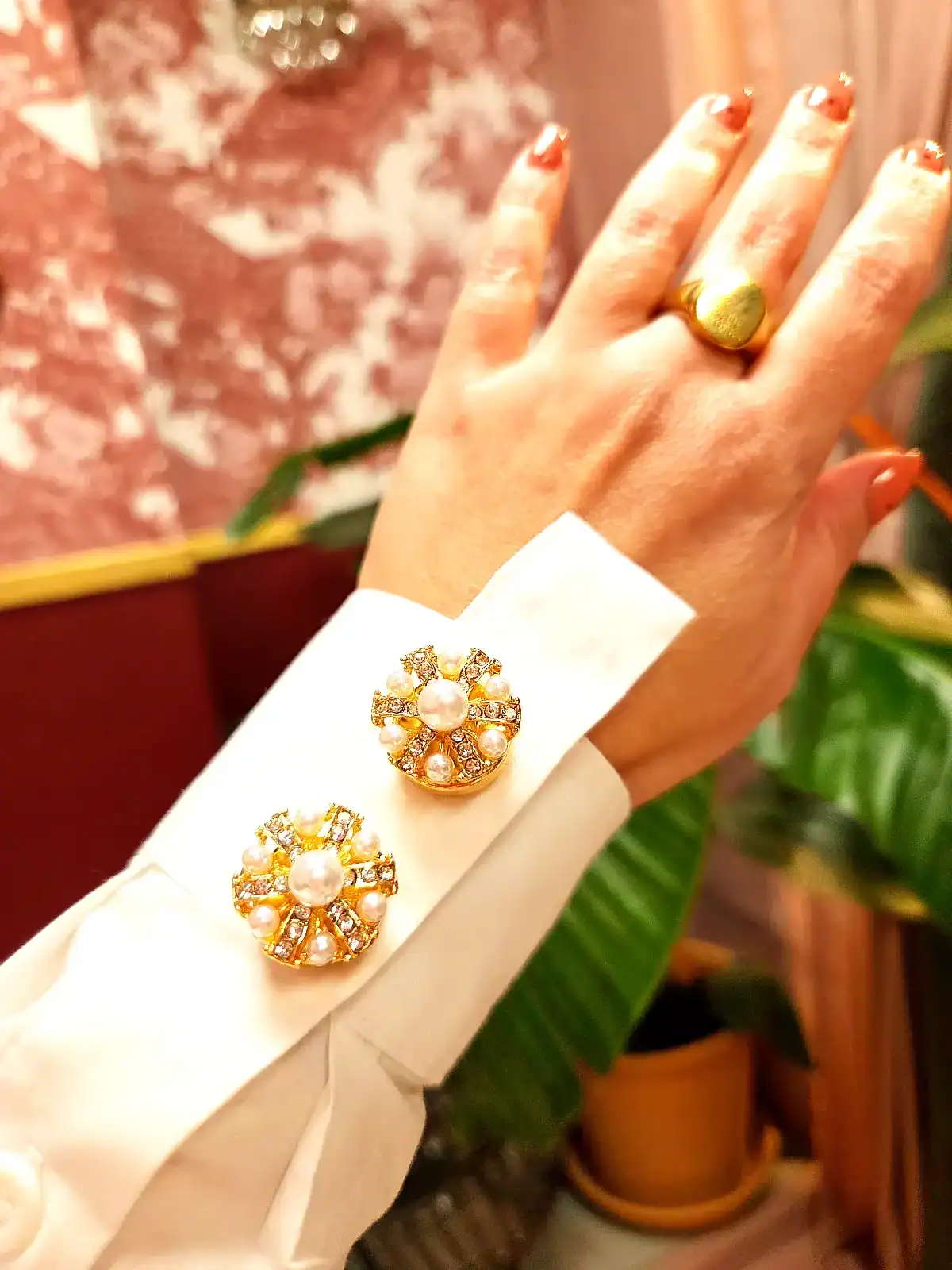 knappecovers guld krone stor perle par på ærme