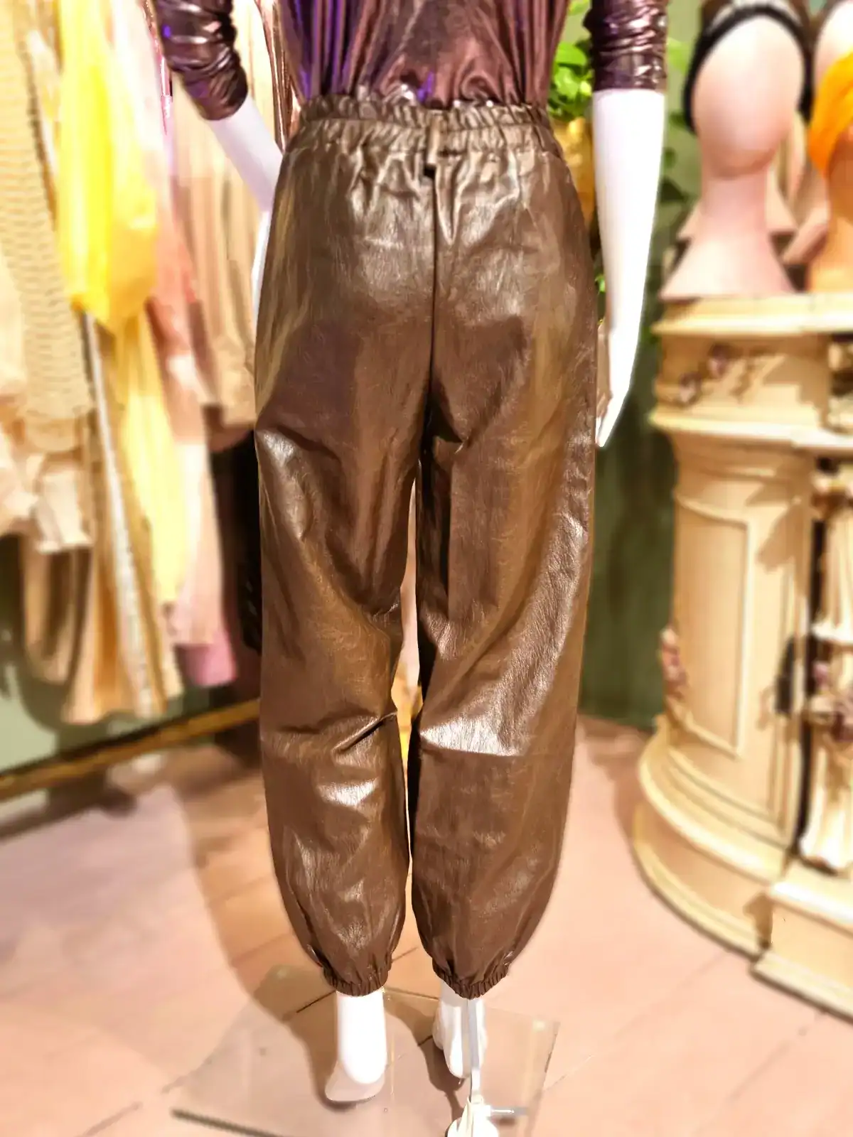 pastel bukser brune bagfra