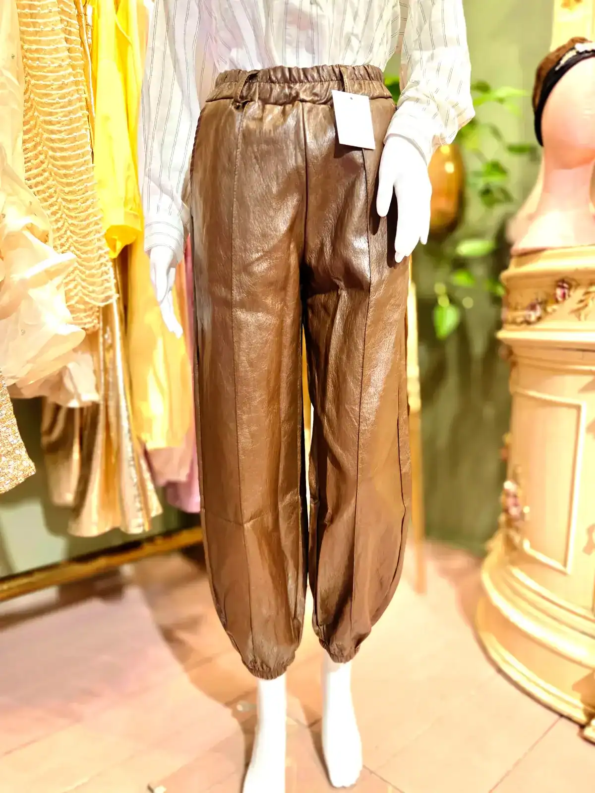 pastelbukser brune forfra