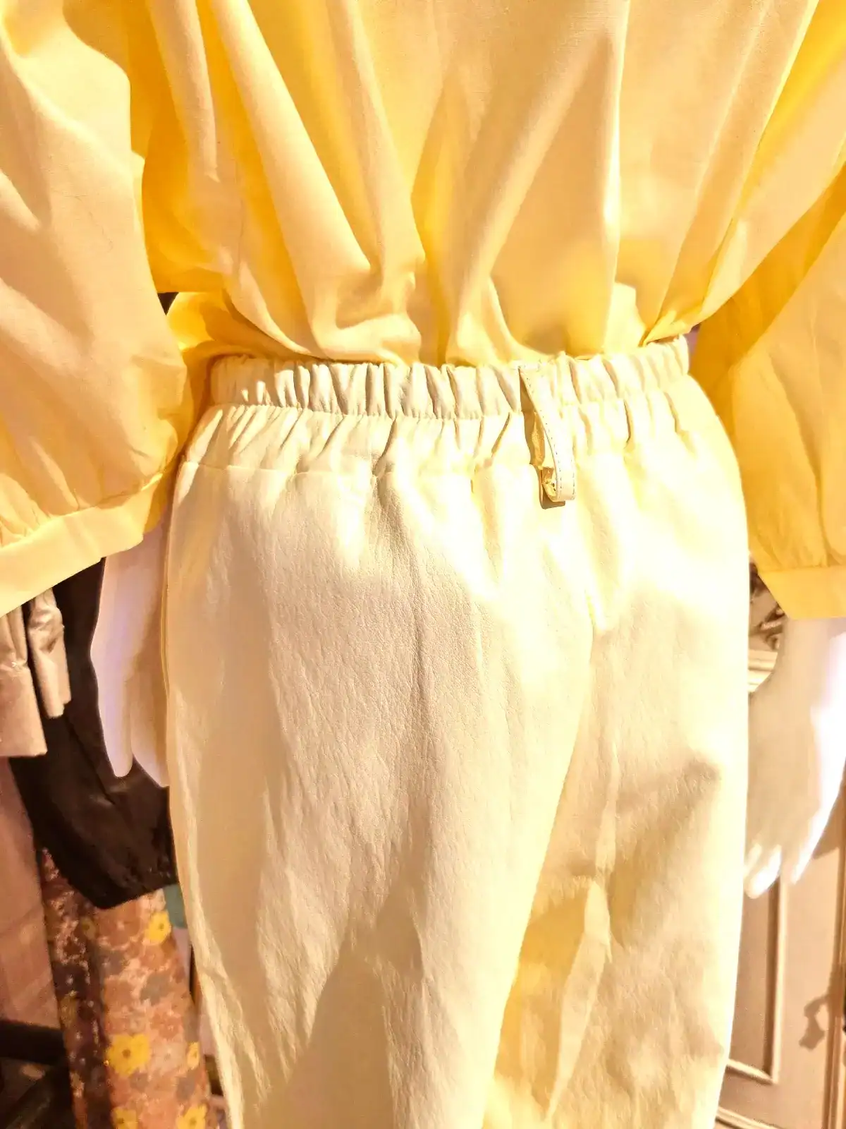 pastelbukser gule bagfra