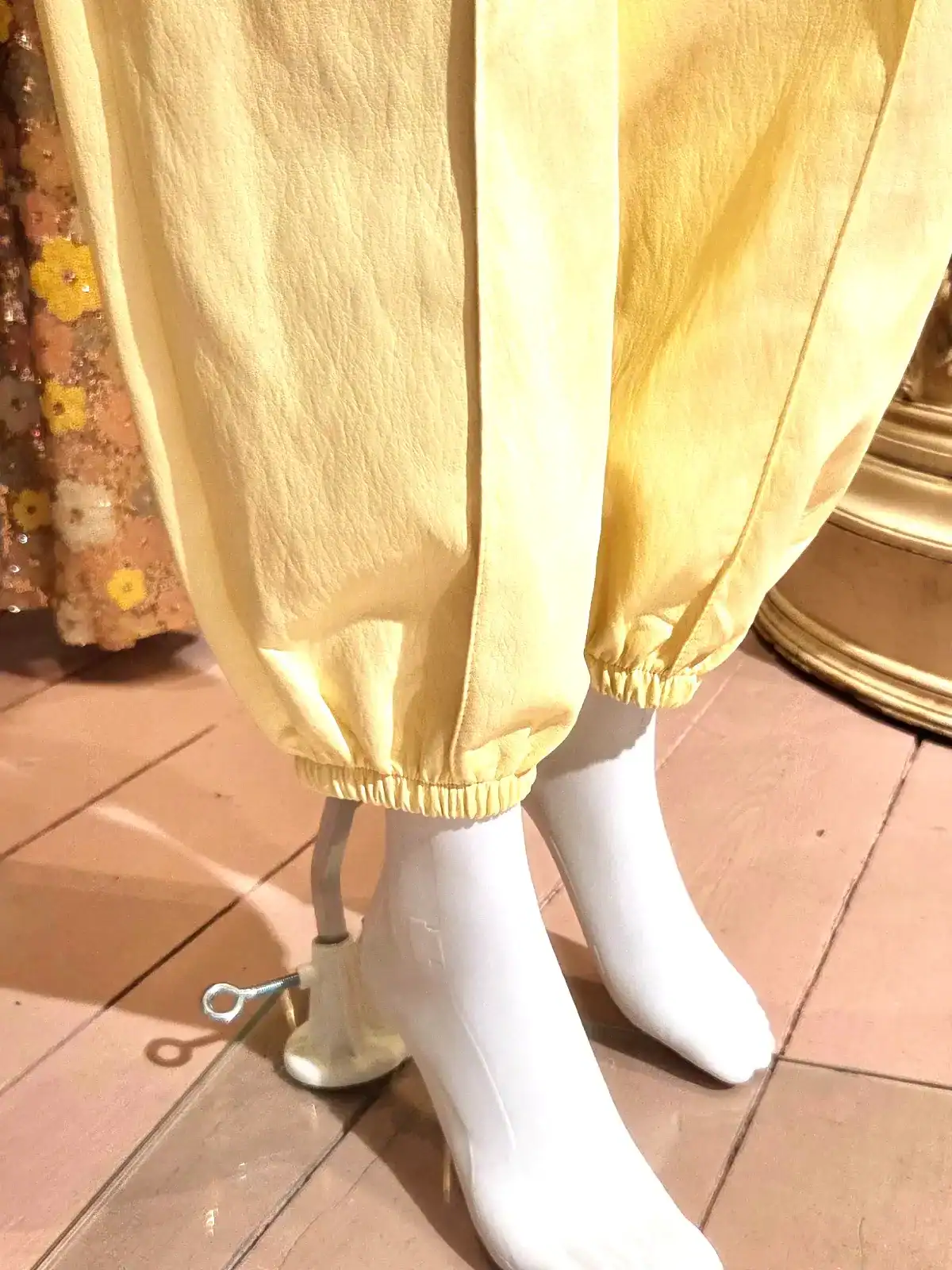 pastelbukser gule cuffs