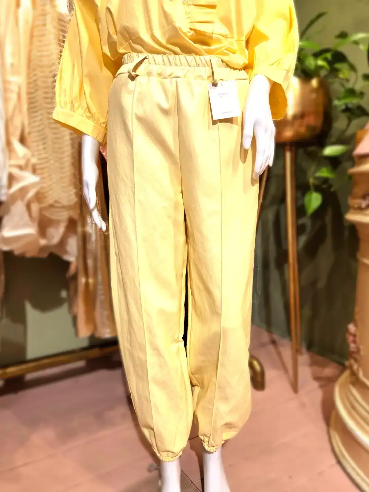 pastelbukser gule forfra