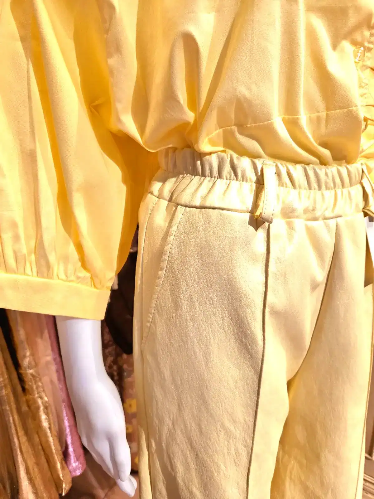 pastelbukser gule lommer