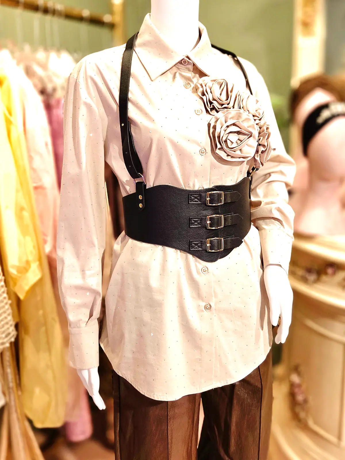 skjorte med blomster - stylet med harness