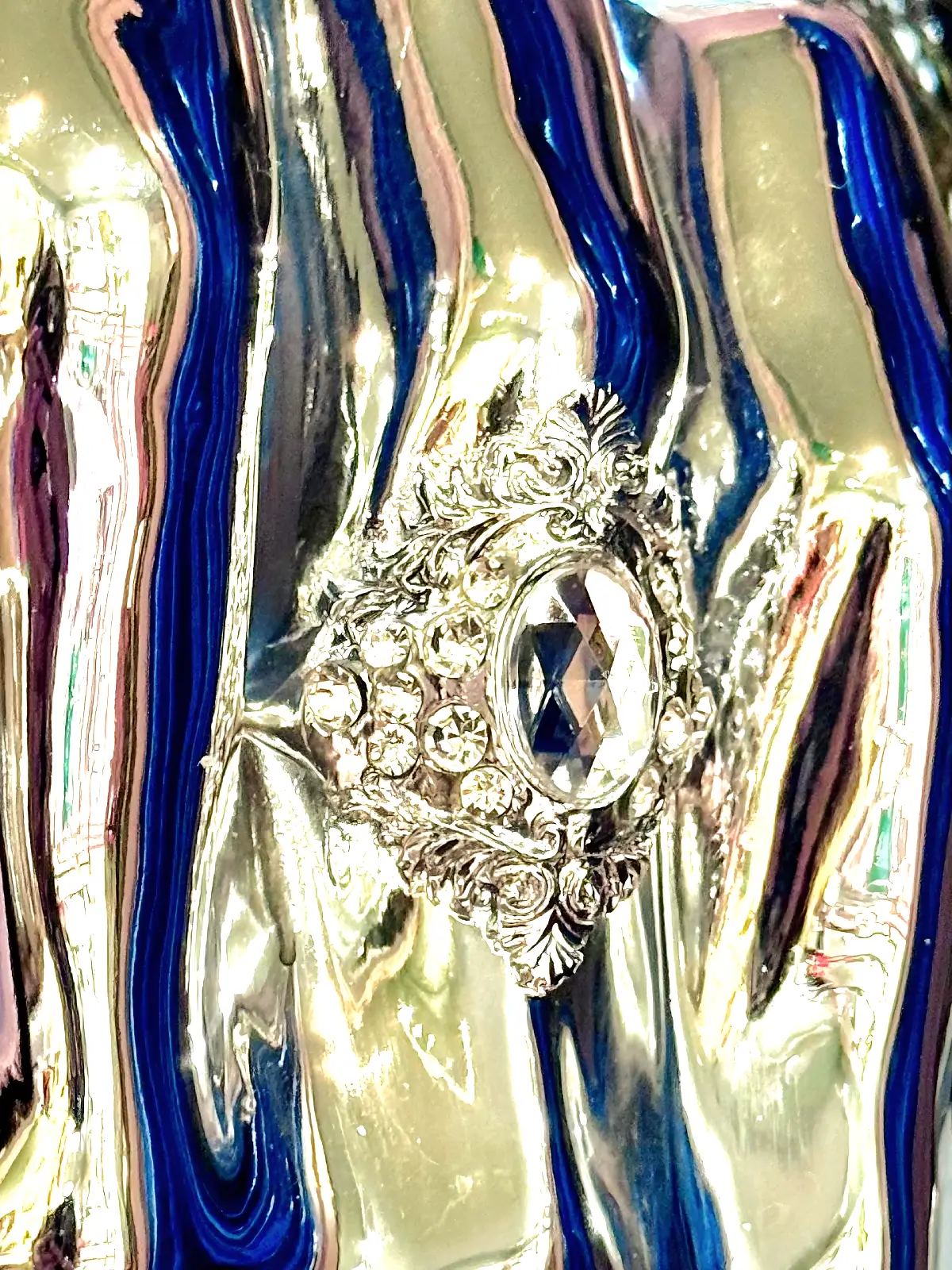 stor sølvhånd med ring detaljer